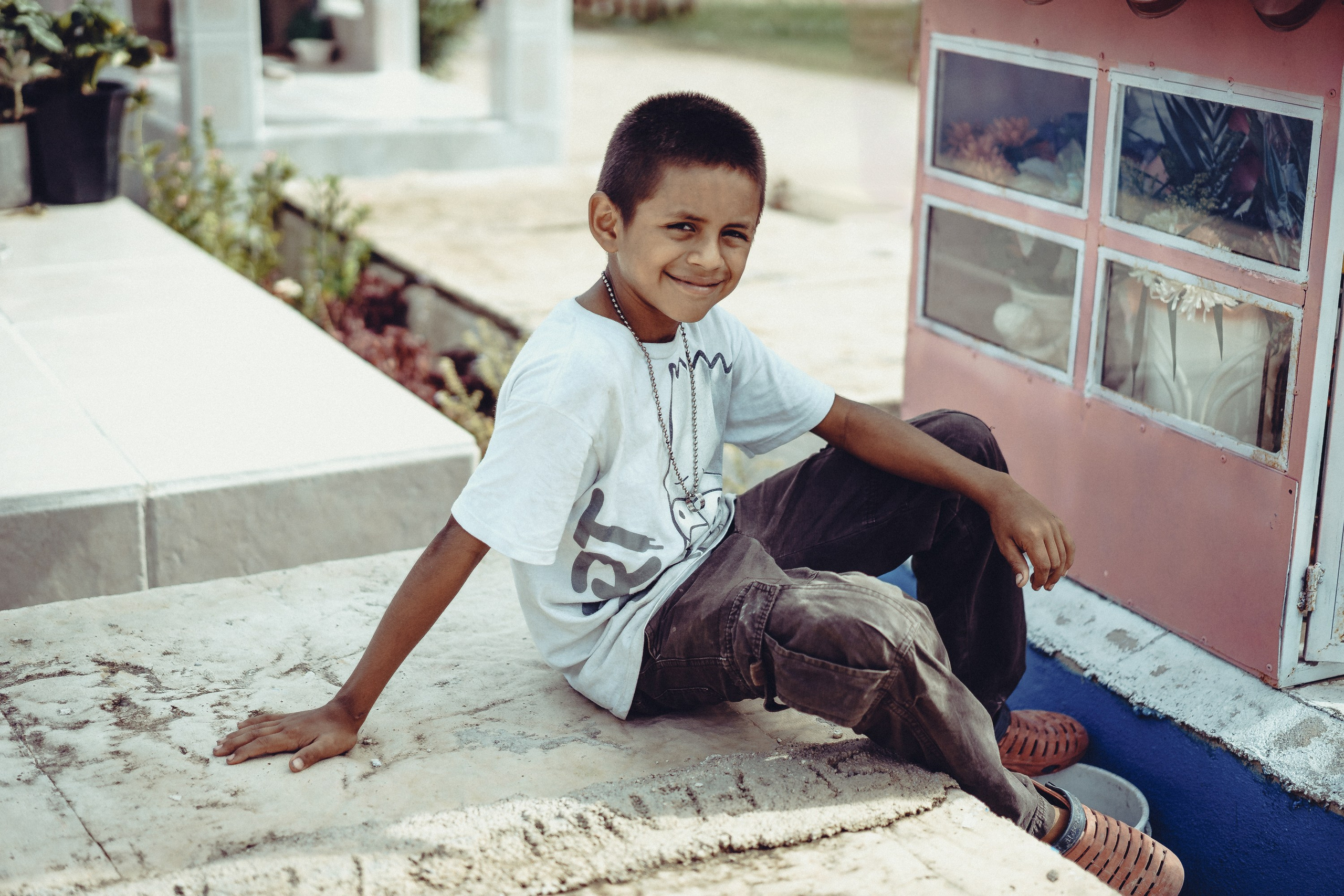 Мексиканский мальчик на могиле.