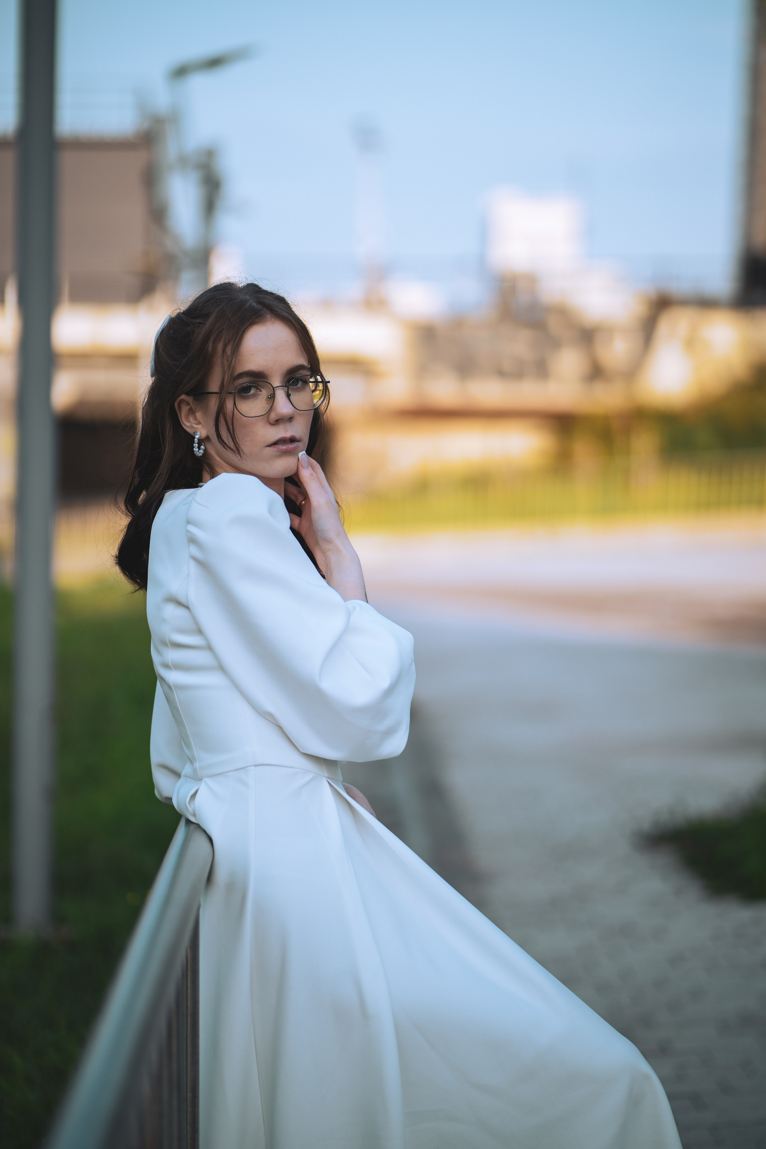 Невеста стоит на мосту 