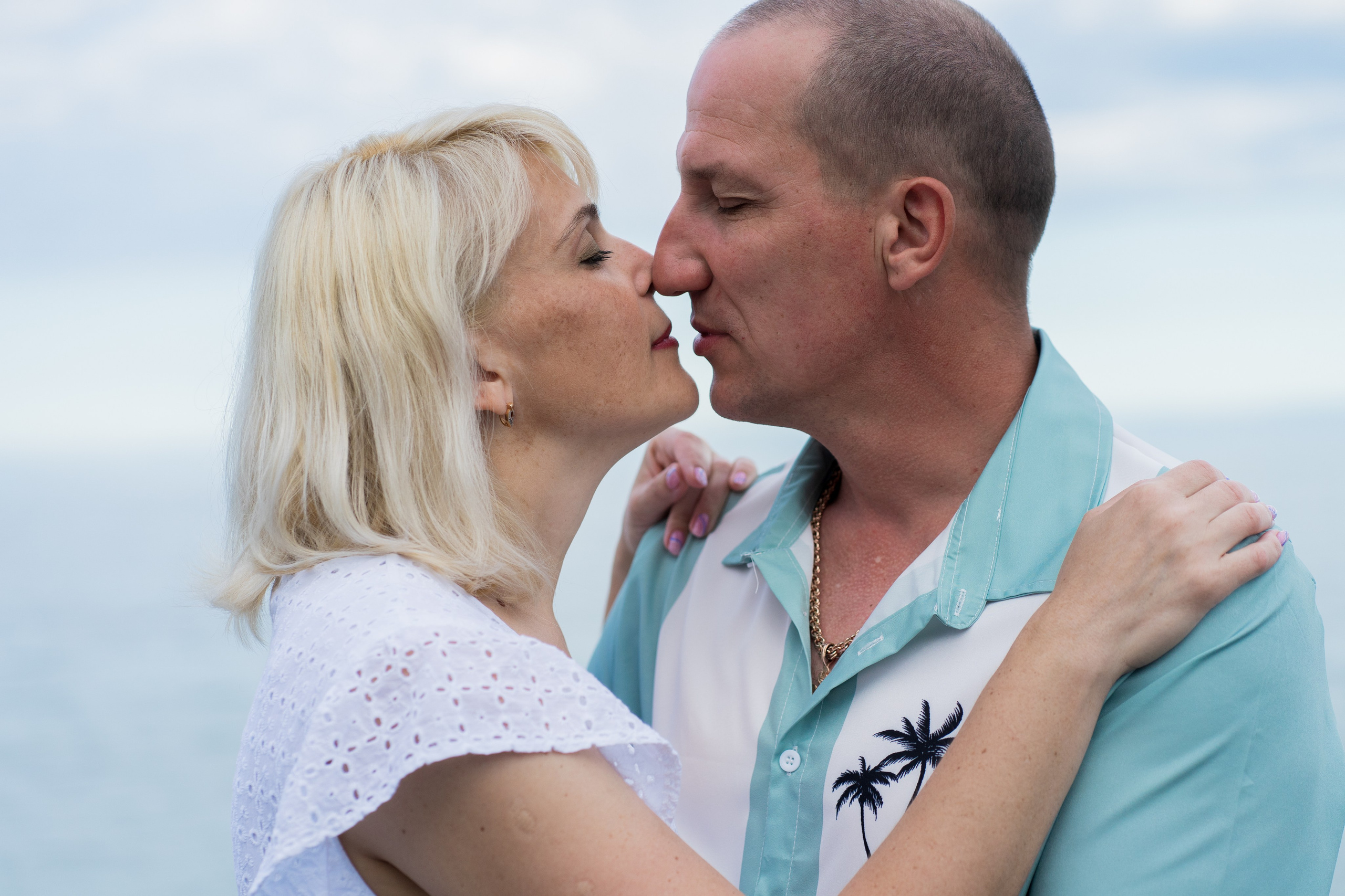 Утренняя съемка пары на море и набережной в Адлере. Фотограф в Сочи Тиунова Маргарита и Тиунов Евгений