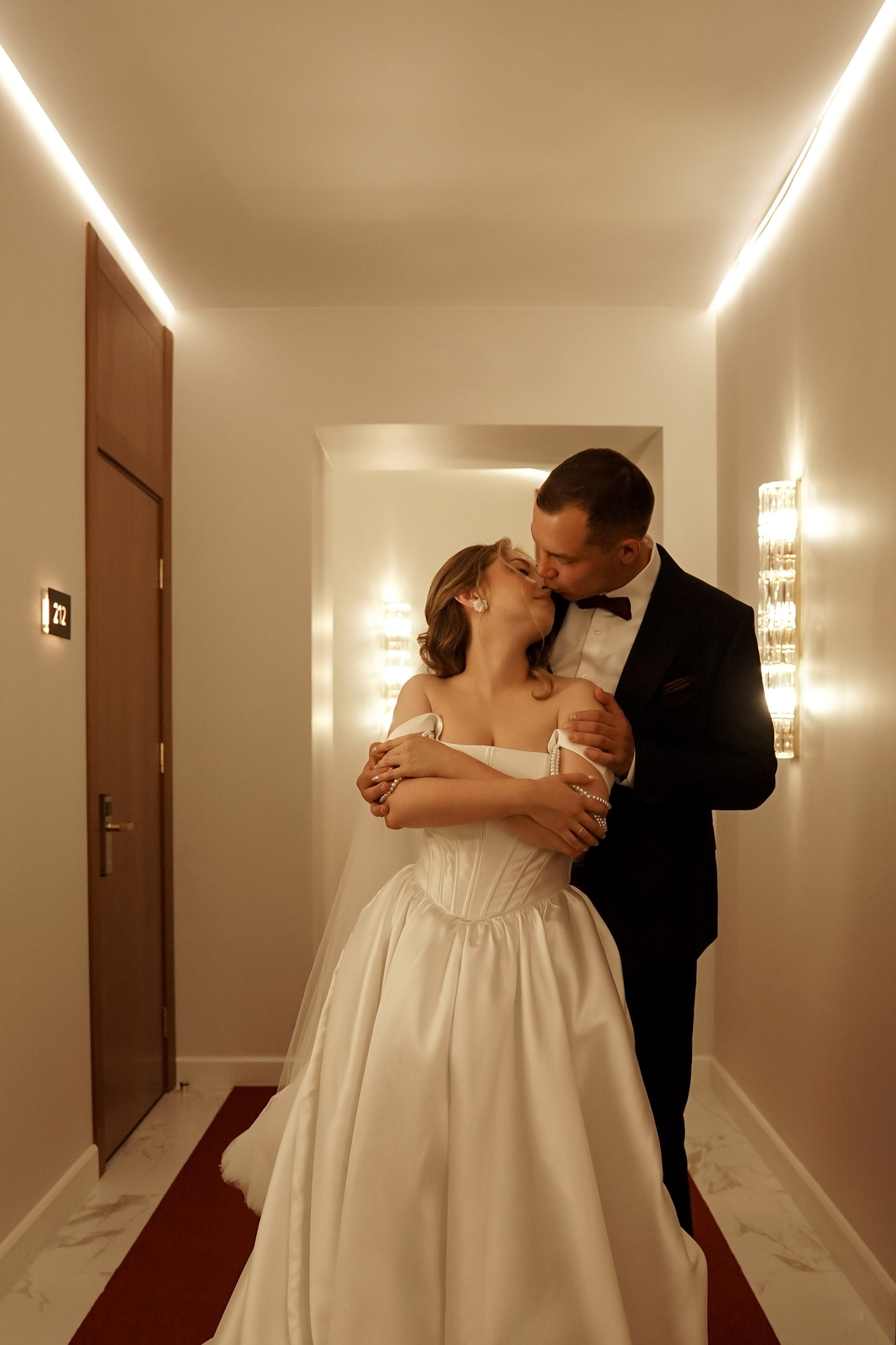 Кристина и Андрей: лавстори в гостинице и динамичный банкет. Фотограф в Иркутске