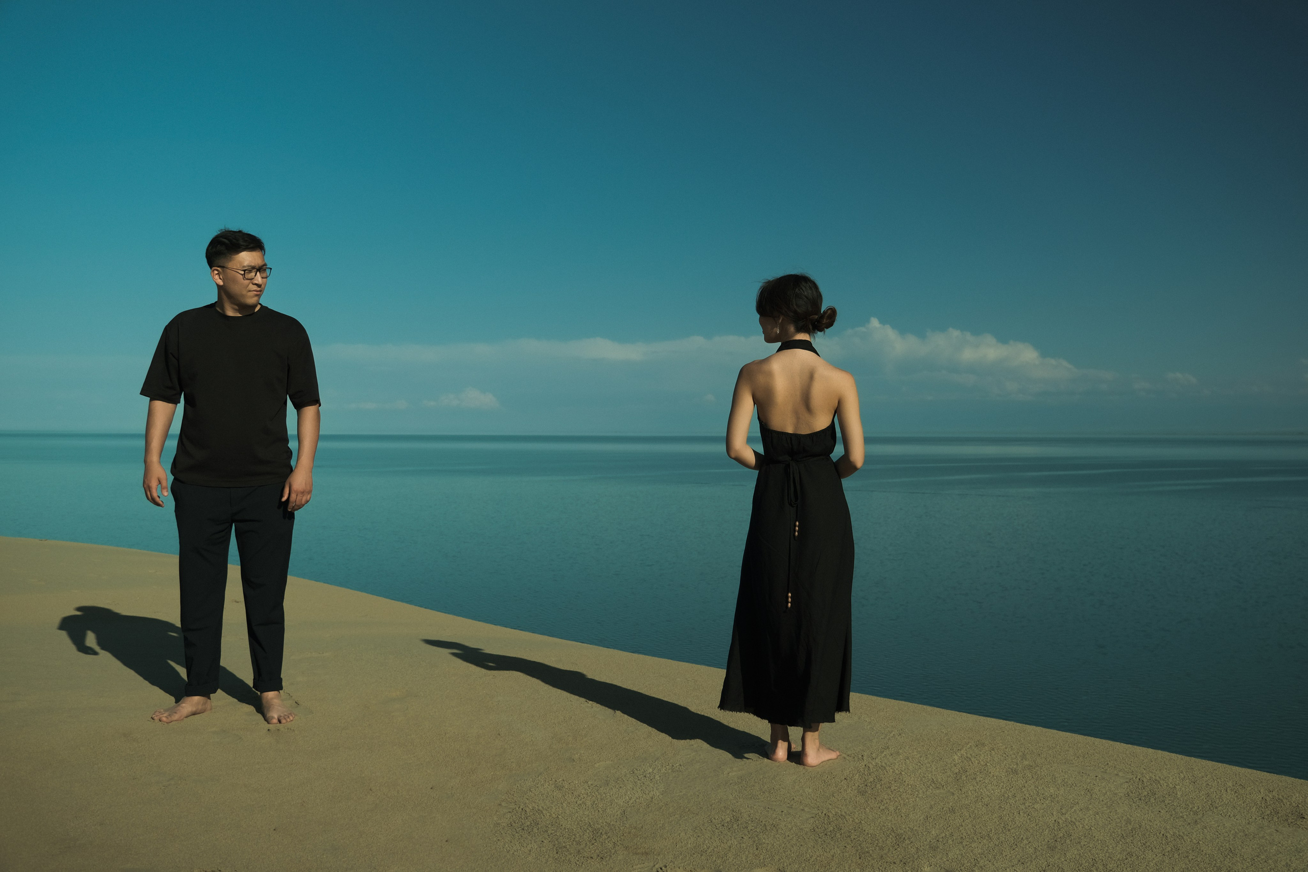 Парная фотосессия на пляже Дюна. Видеограф и Фотограф в Алматы и Караганда