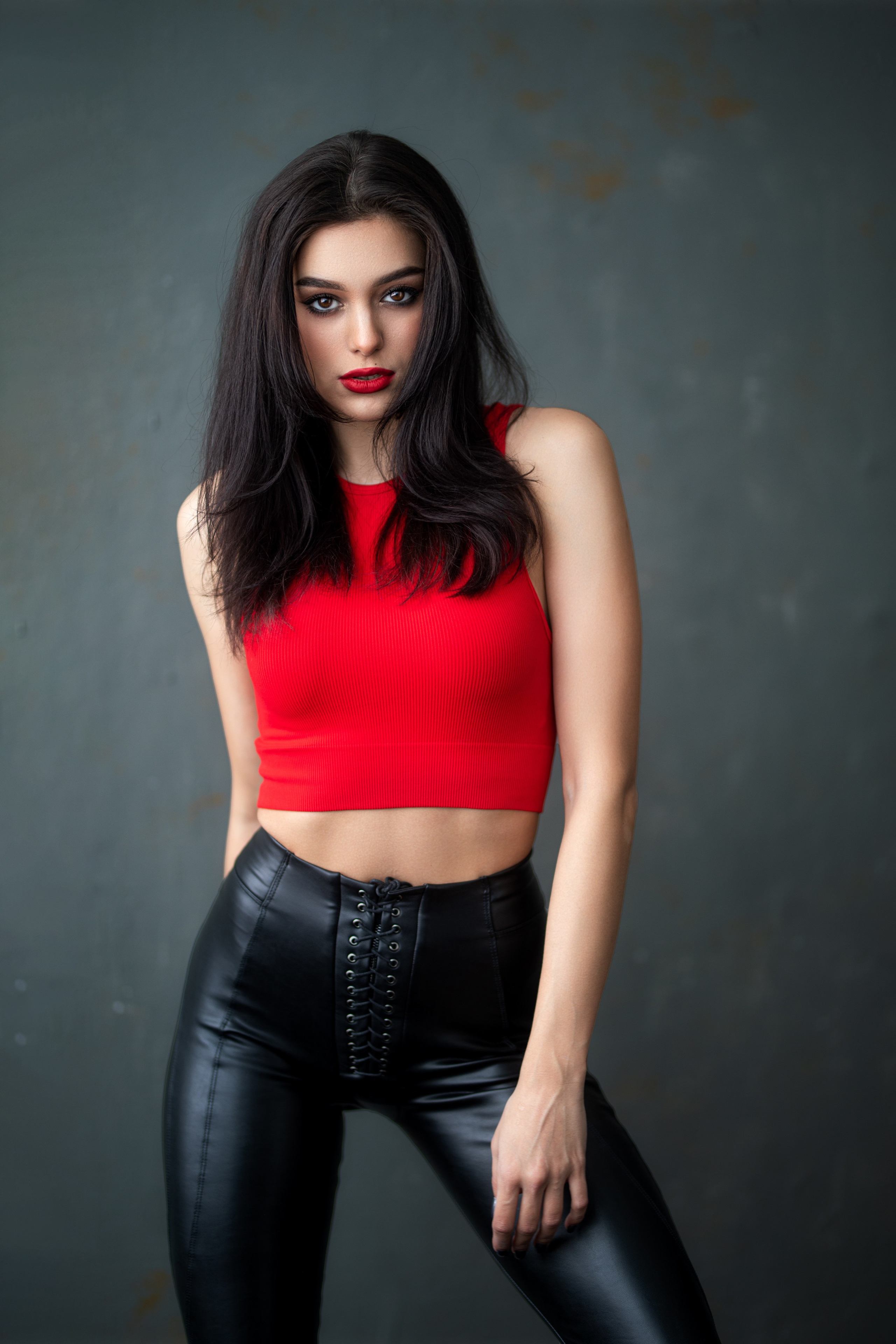 Фотосет с Марианной в студии с минимальным интерьером в формате для «себя»