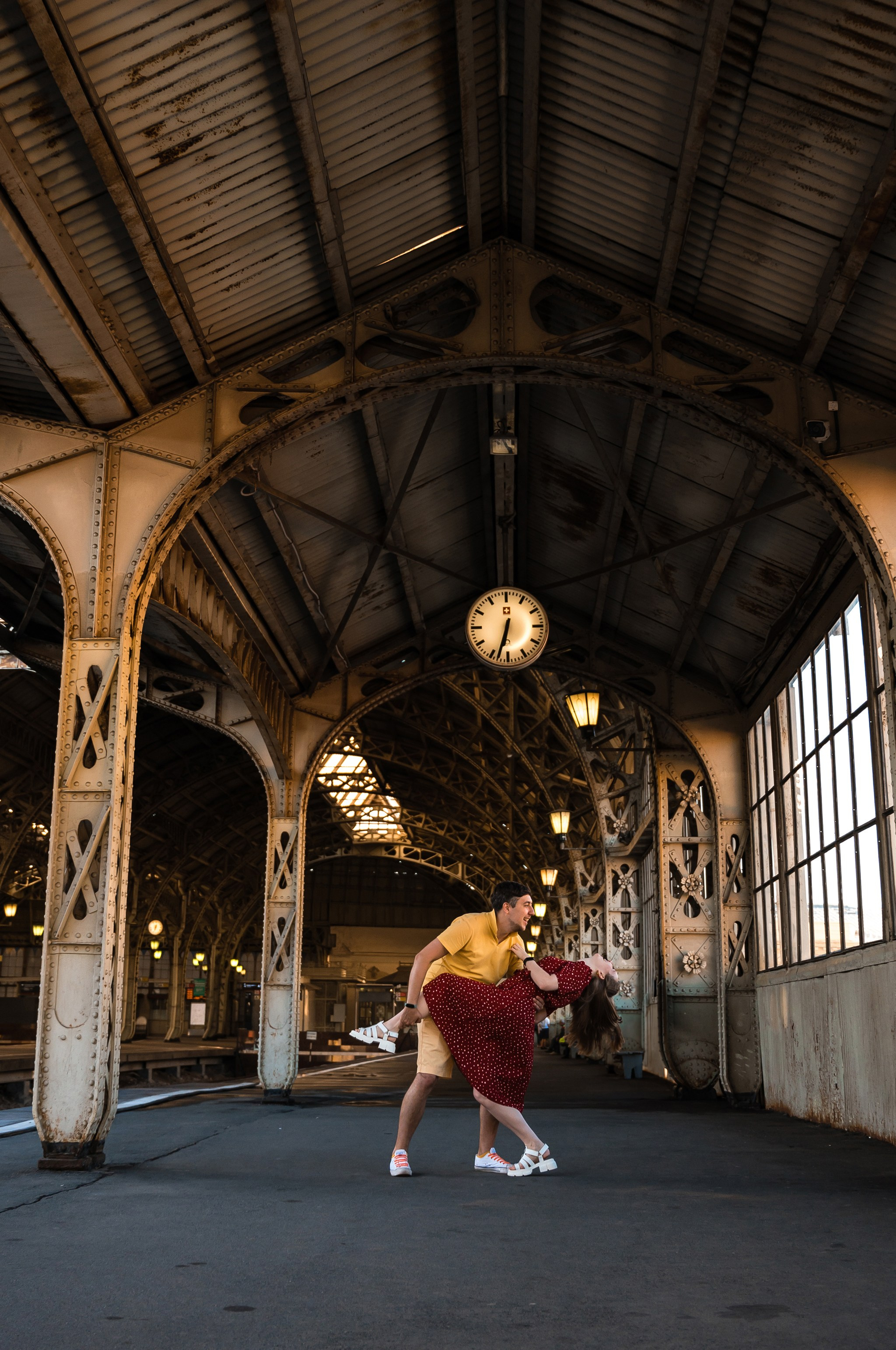 Пара на Витебском вокзале. Свадебный и семейный фотограф из Санкт-Петербурга Климов Анатолий