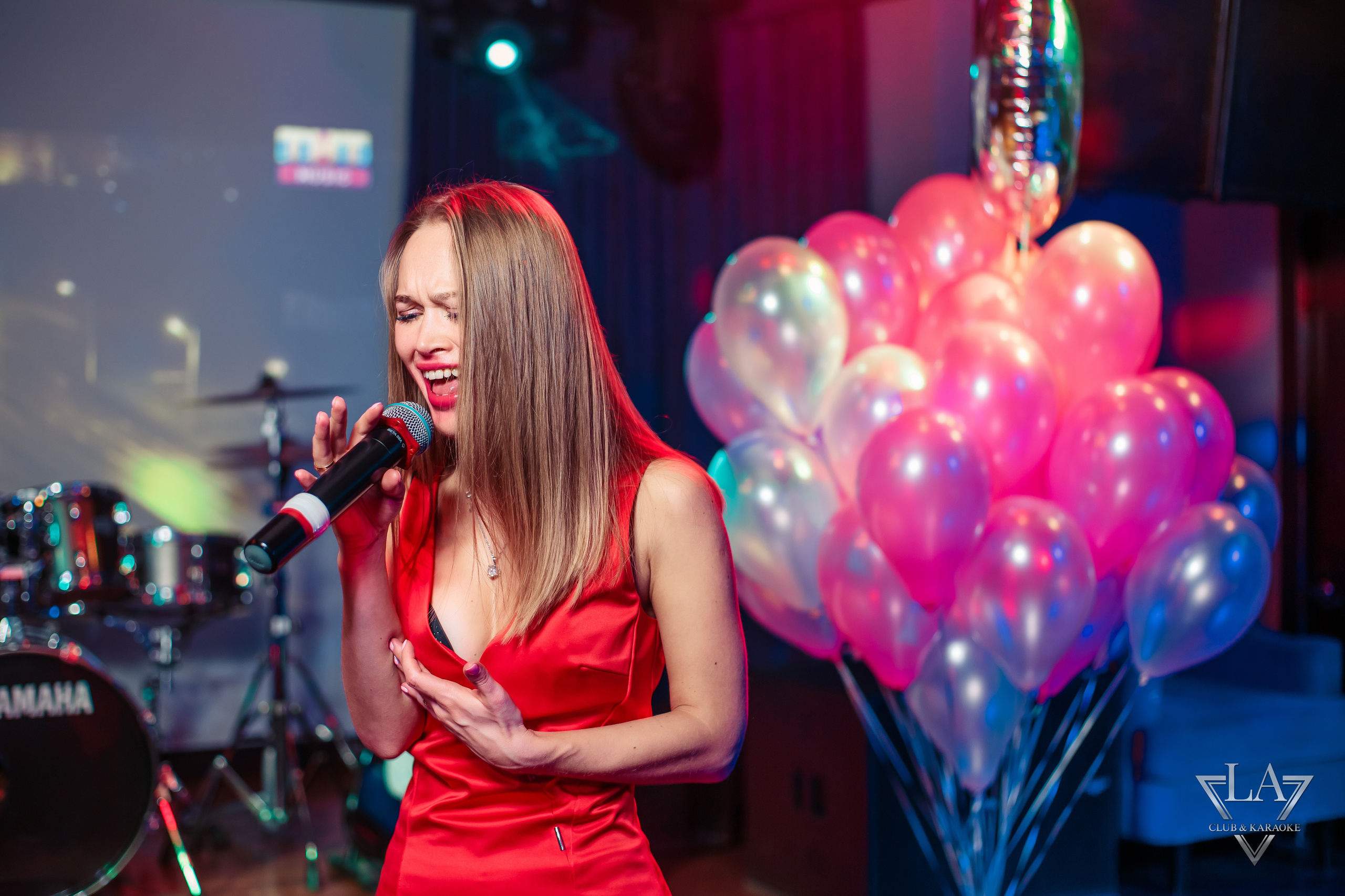 Восьмое марта в караоке | La Club. Репортажный фотограф Семён Борисов | Москва