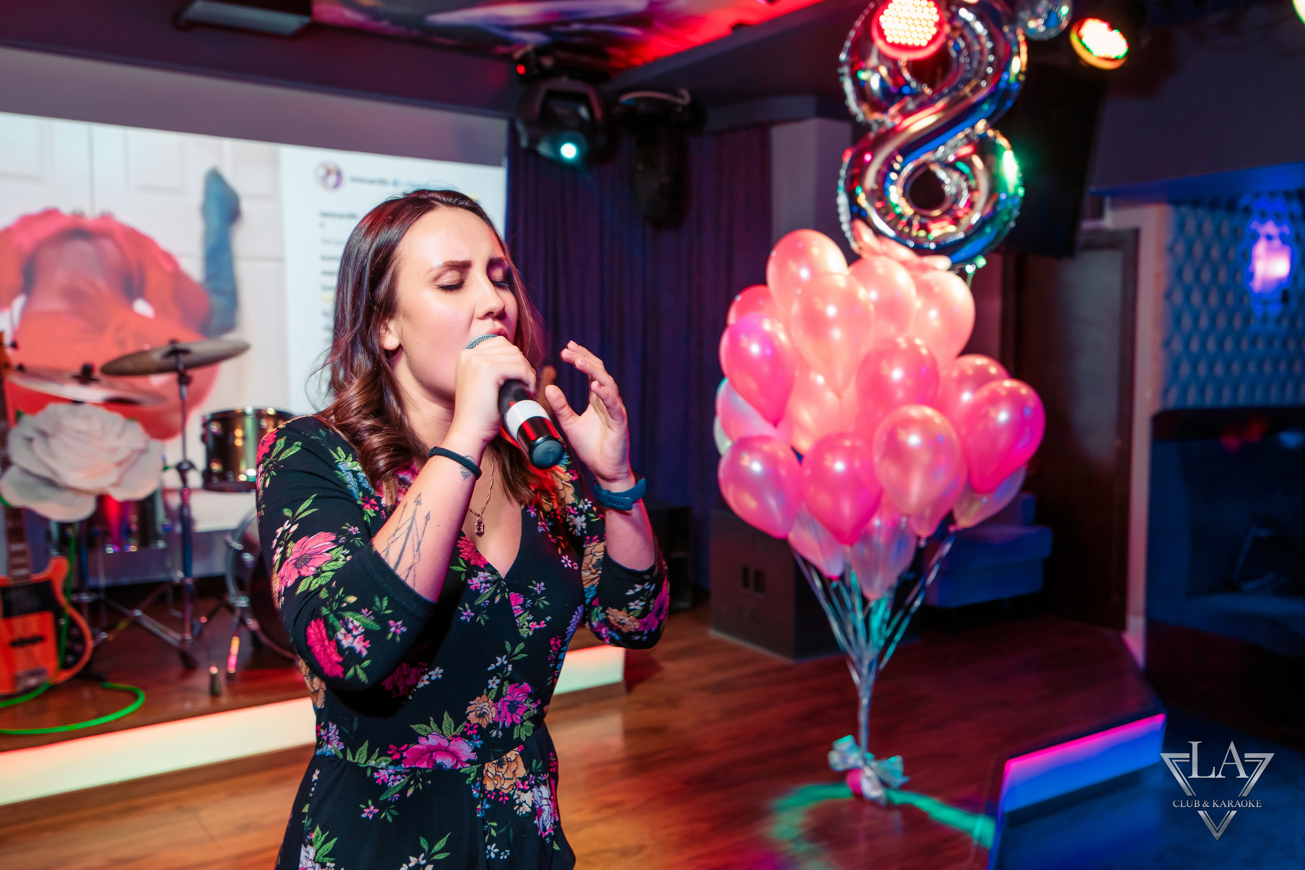 Восьмое марта в караоке | La Club. Репортажный фотограф Семён Борисов | Москва