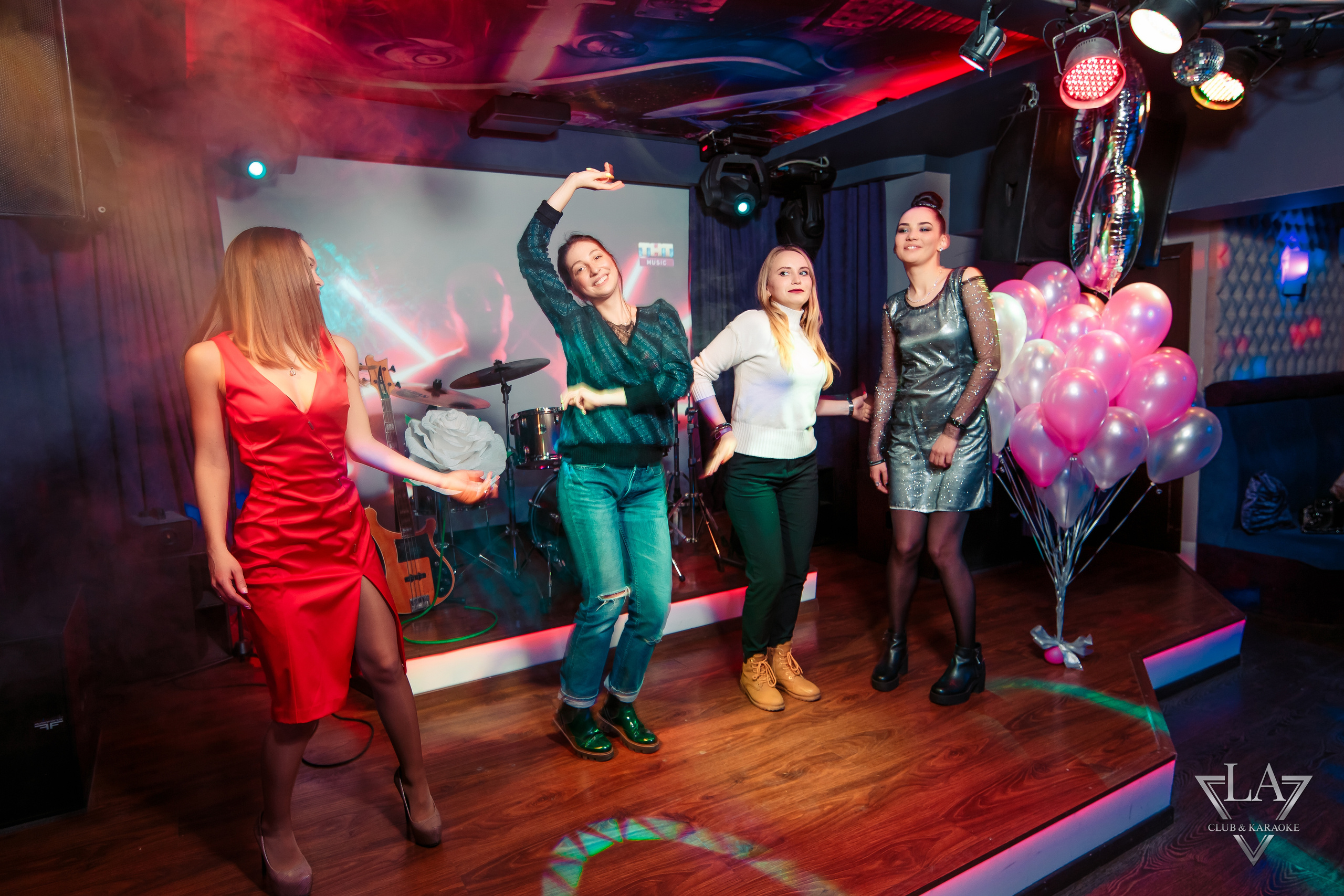 Восьмое марта в караоке | La Club. Репортажный фотограф Семён Борисов | Москва