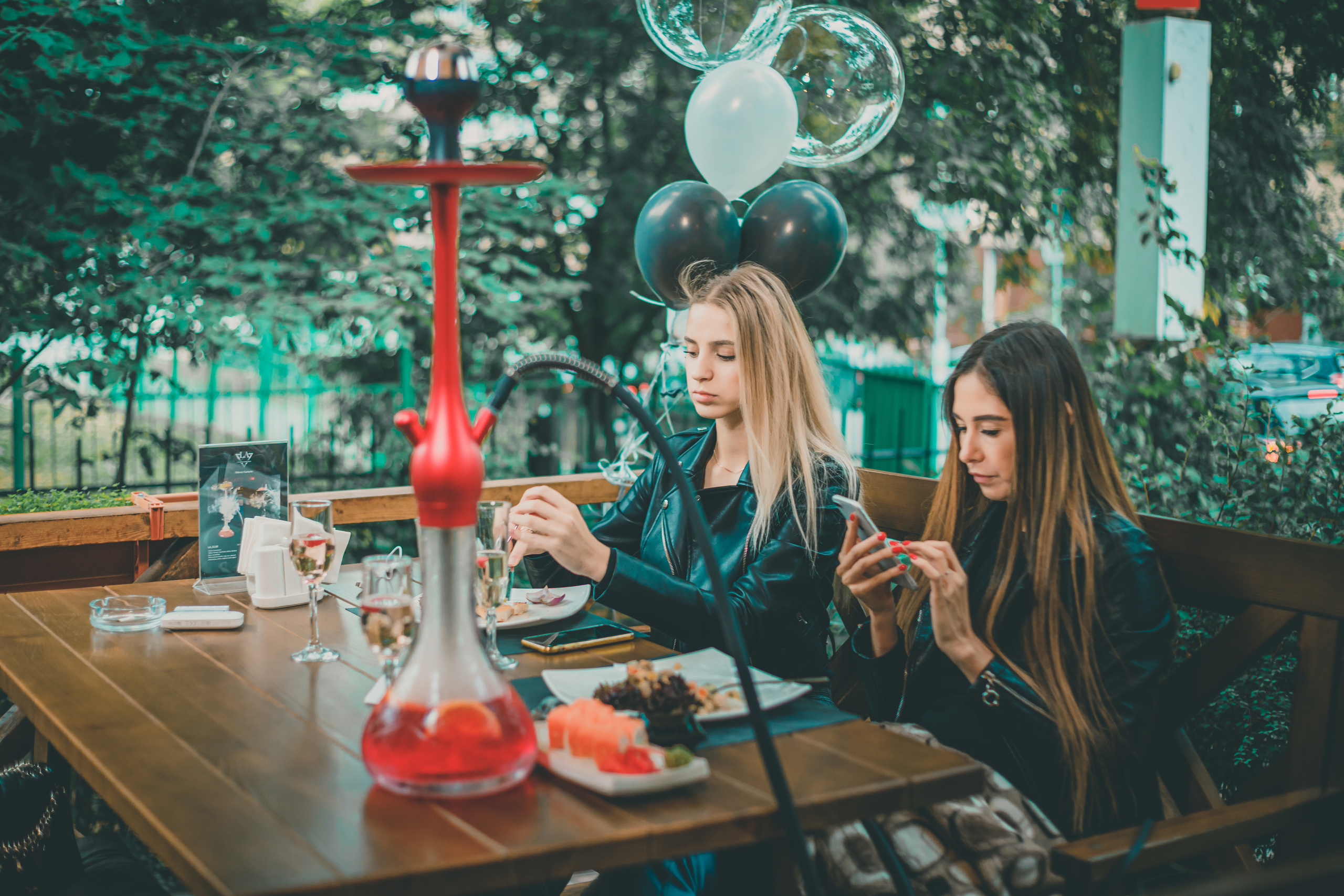 Встреча гостей на веранде | La Club. Репортажный фотограф Семён Борисов | Москва