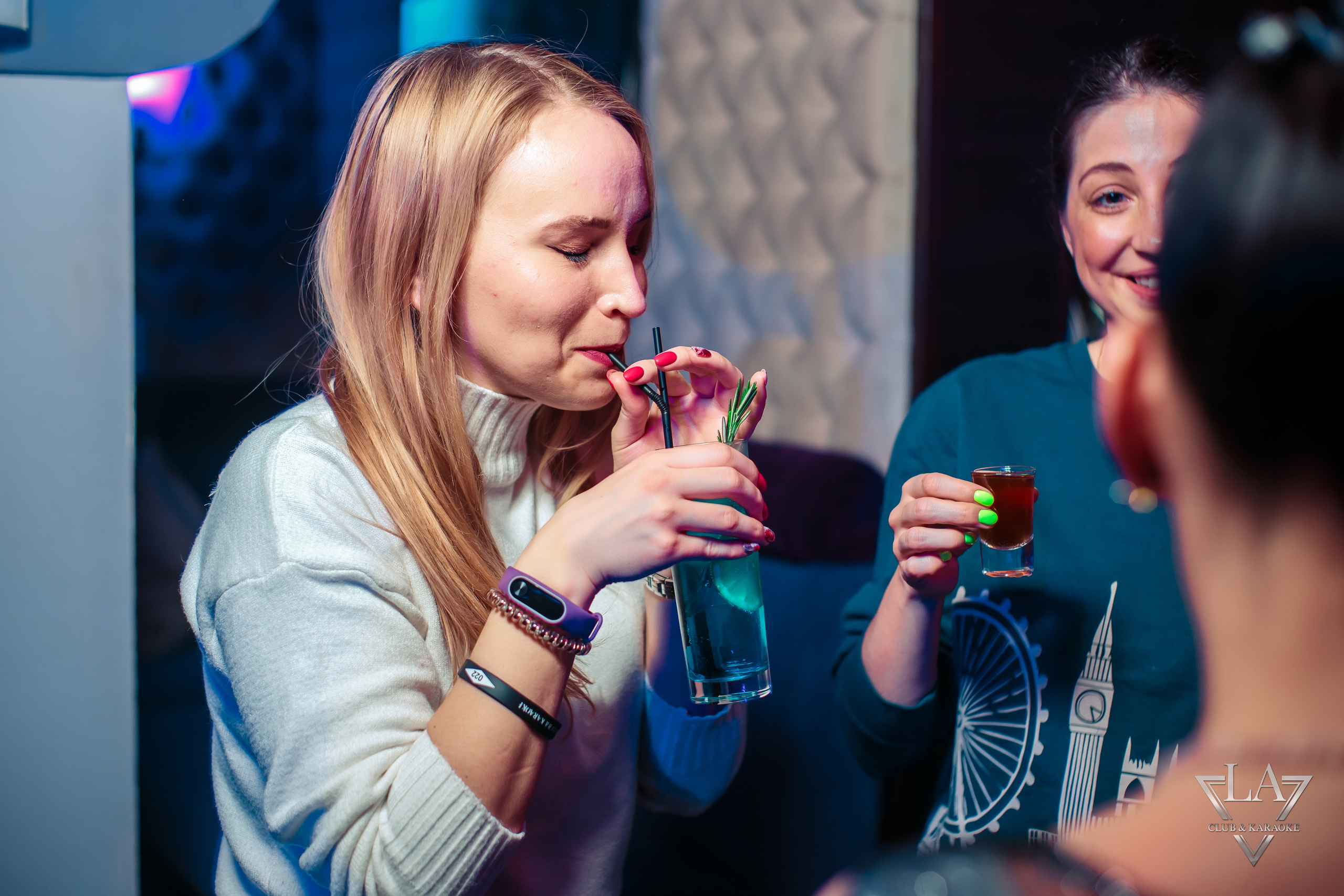 Восьмое марта в караоке | La Club. Репортажный фотограф Семён Борисов | Москва