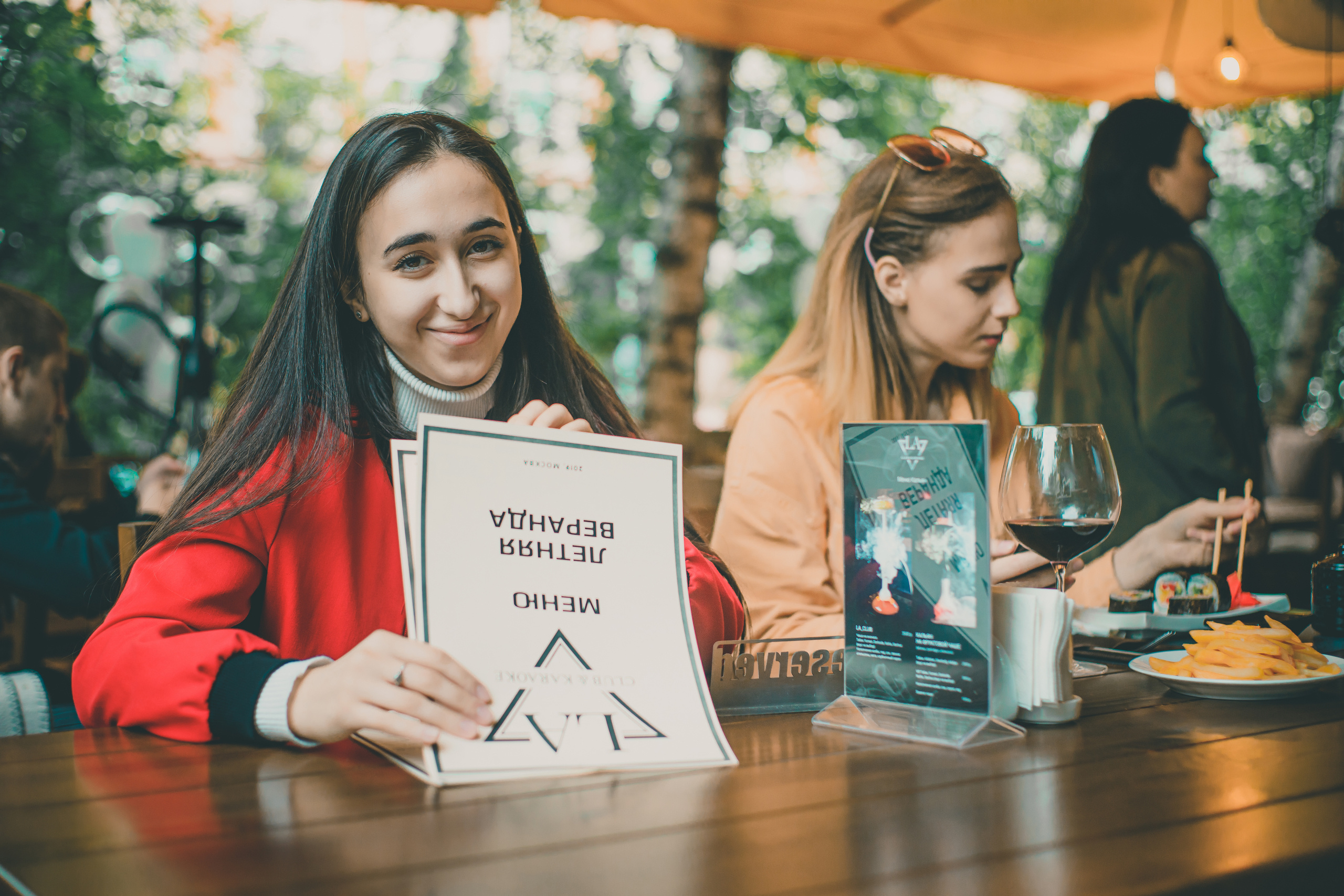Встреча гостей на веранде | La Club. Репортажный фотограф Семён Борисов | Москва