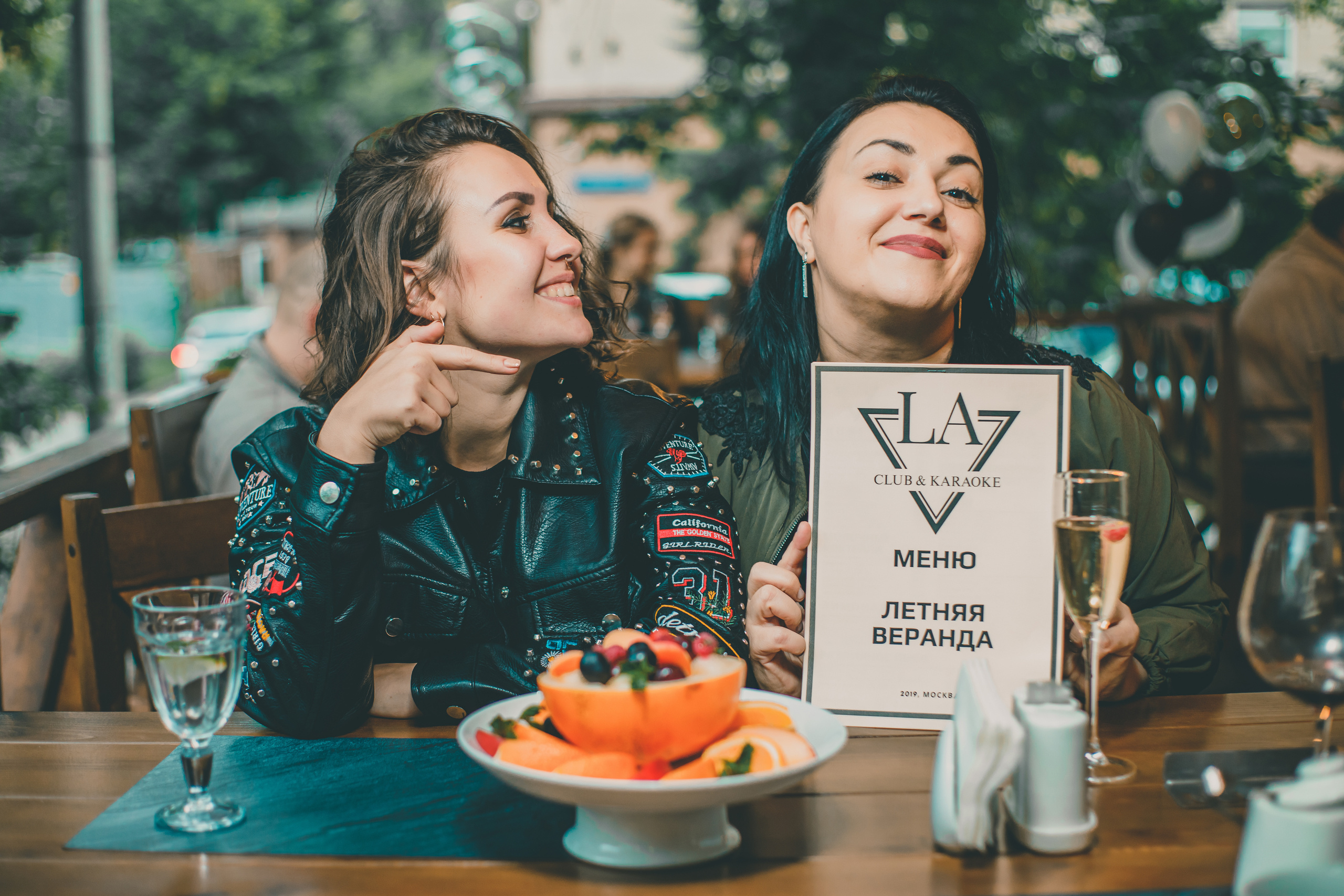 Встреча гостей на веранде | La Club. Репортажный фотограф Семён Борисов | Москва