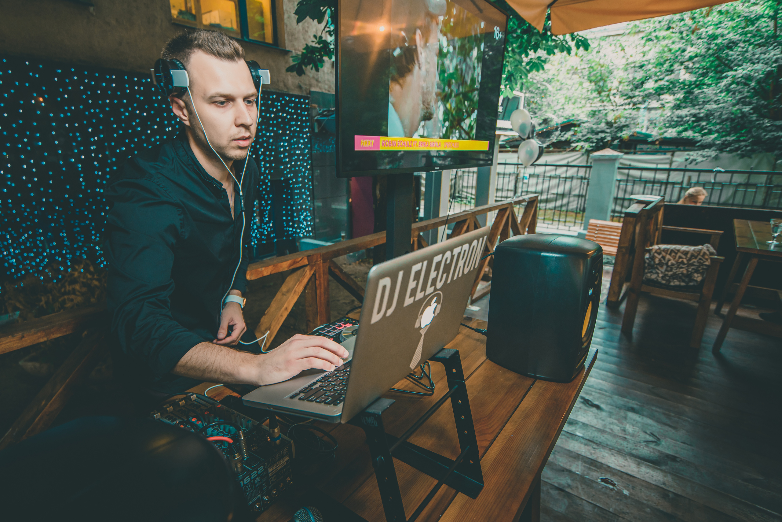 Встреча гостей на веранде | La Club. Репортажный фотограф Семён Борисов | Москва