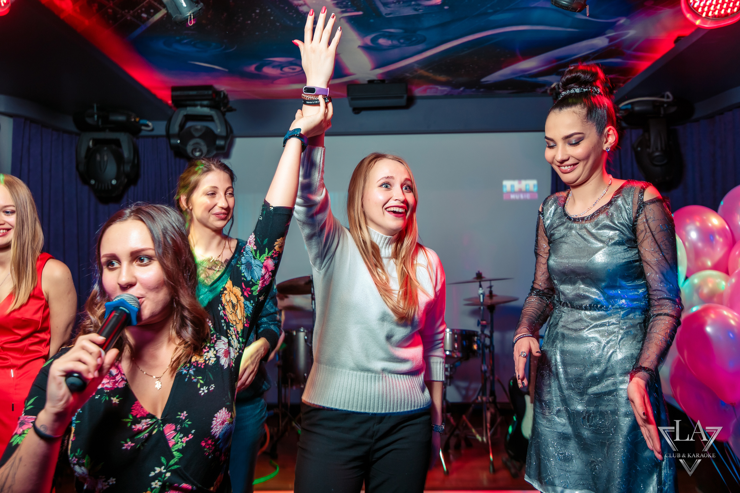 Восьмое марта в караоке | La Club. Репортажный фотограф Семён Борисов | Москва