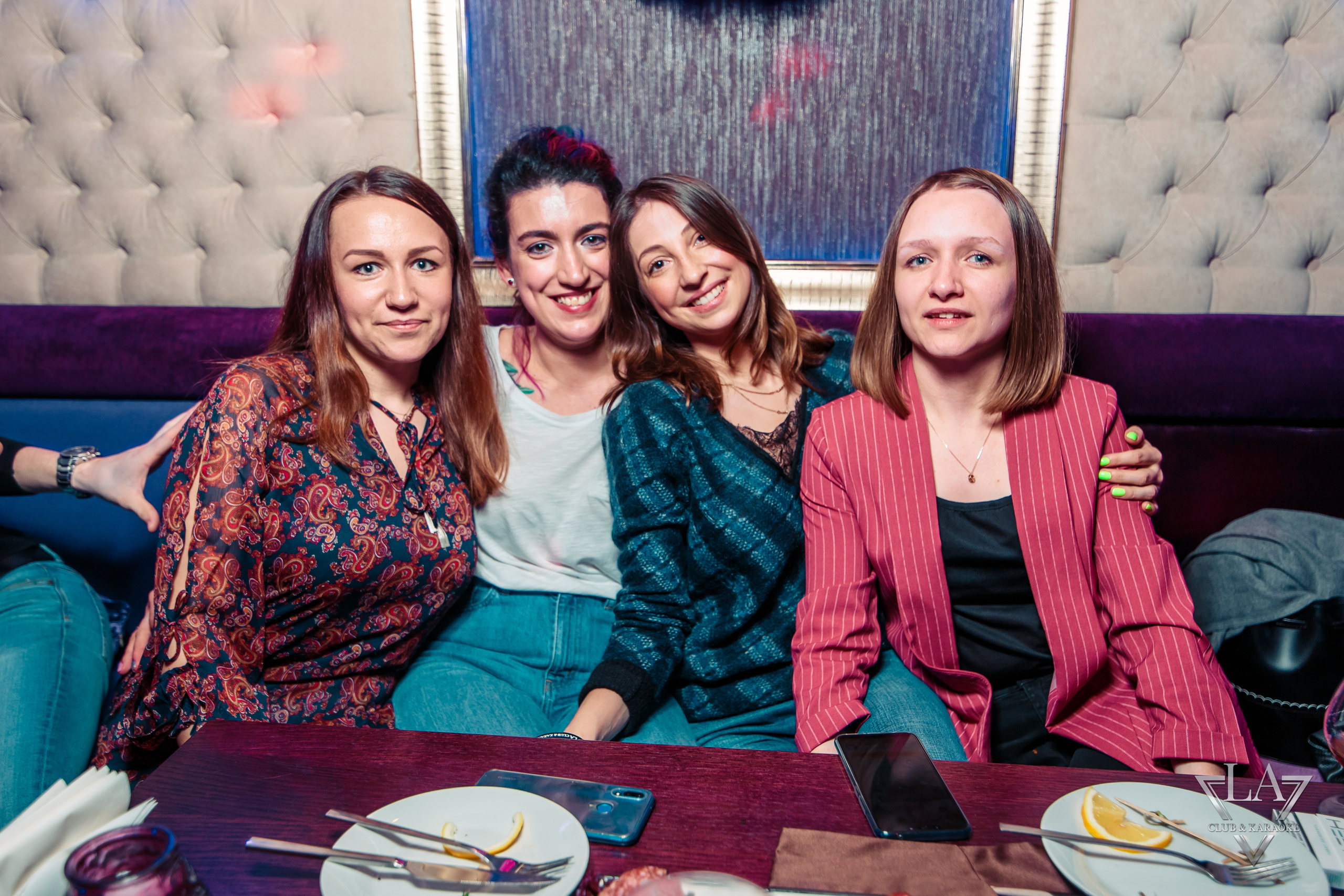 Восьмое марта в караоке | La Club. Репортажный фотограф Семён Борисов | Москва