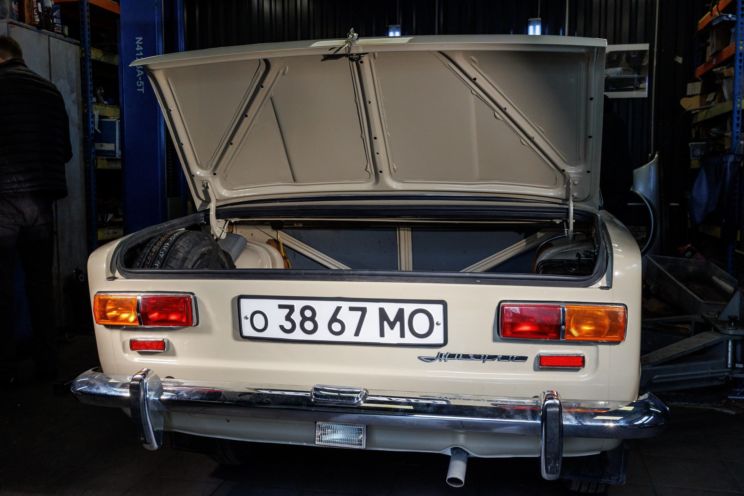 Автомобильная фотосъемка ВАЗ 2101 после реставрации в Бюро "Наследие"