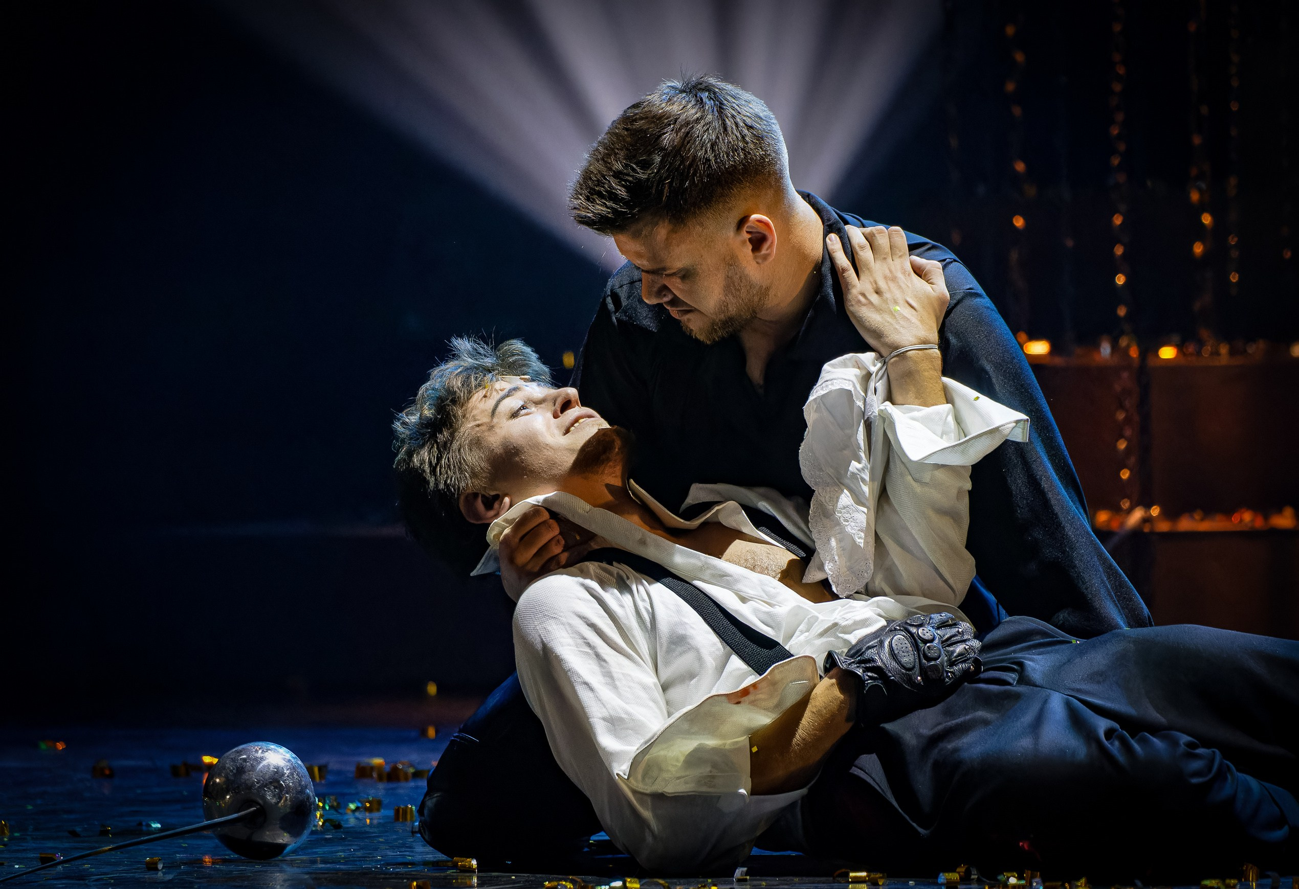 Опасные связи_Чехов-центр. Фотограф. г. Южно-Сахалинск. Олег Толстов