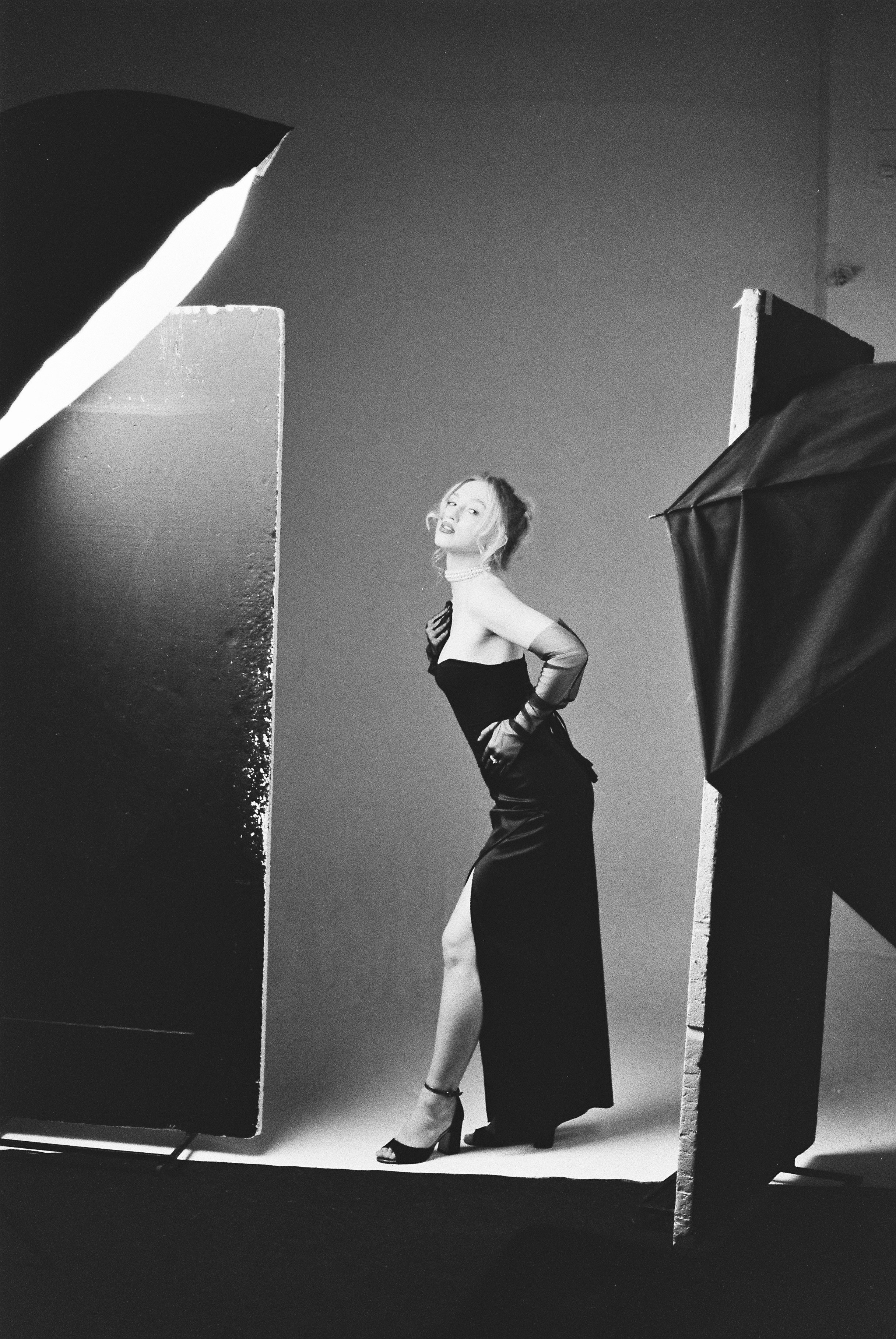 фотограф Москва, портрет Москва, съемка на циклораме, чб портрет, фотосессия Москва.студийная съемка Москва, арт портрет, женский портрет, черно белое фото, актерское портфолио