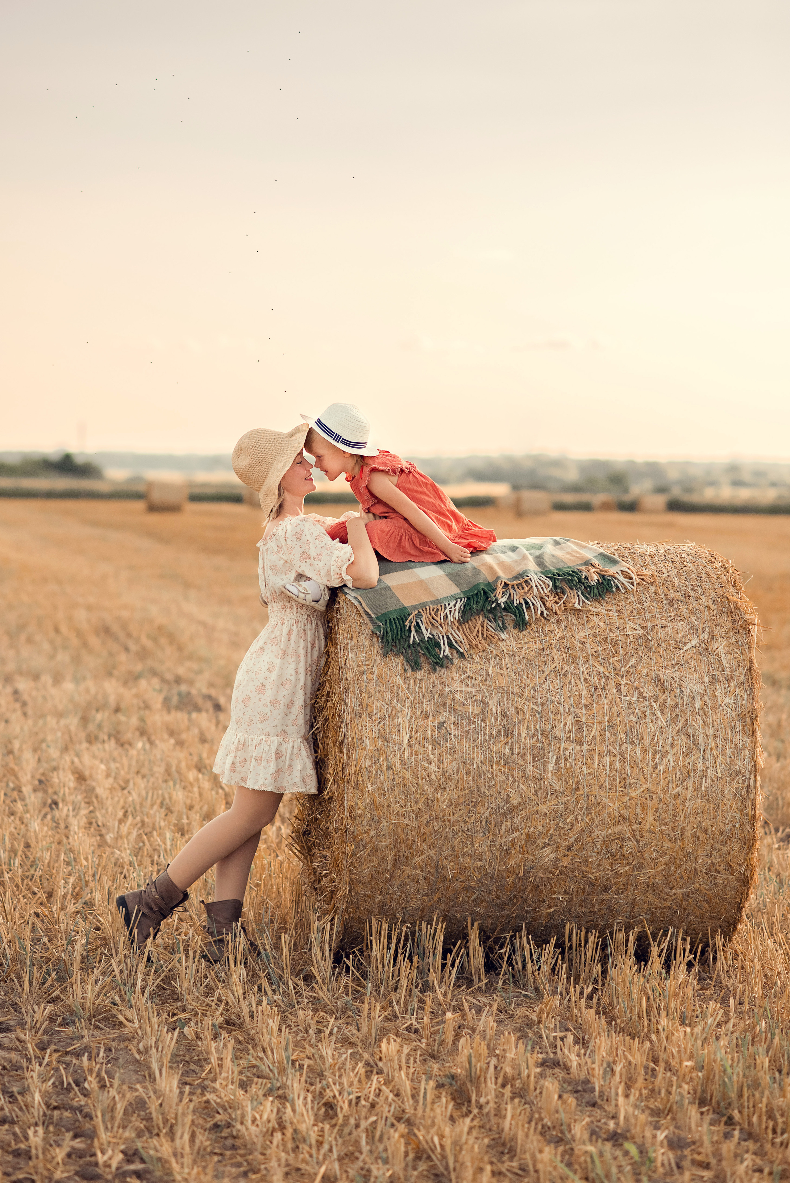 Фотосессия в поле с рулонами на закате. Детский и семейный фотограф в Йошкар-Оле Светлана Кропочева