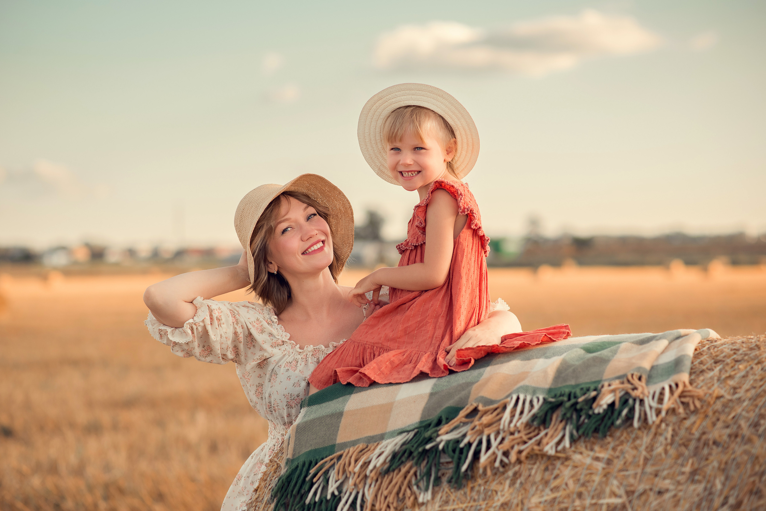 Фотосессия в поле с рулонами на закате. Детский и семейный фотограф в Йошкар-Оле Светлана Кропочева