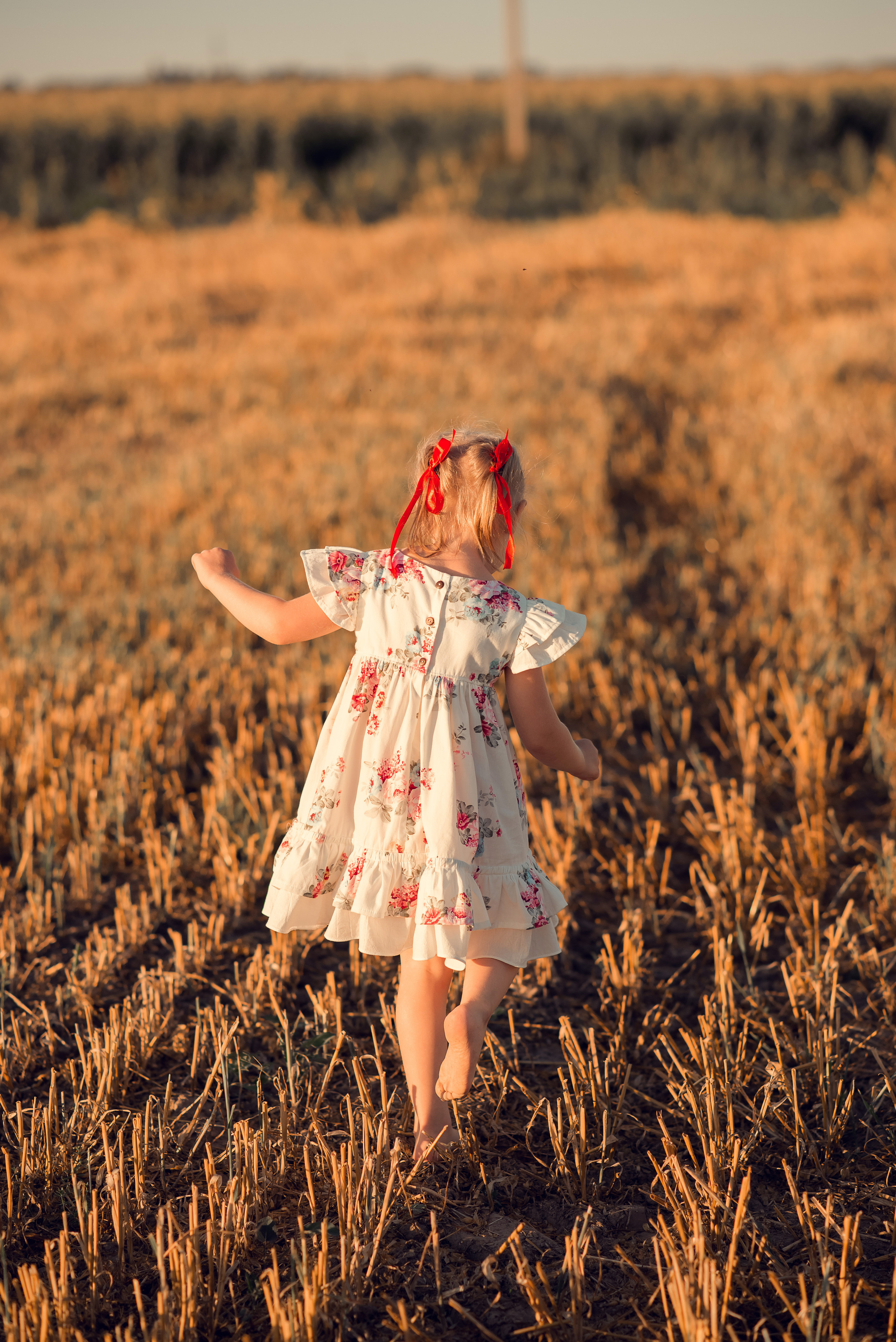 Фотосессия в поле с рулонами на закате. Детский и семейный фотограф в Йошкар-Оле Светлана Кропочева