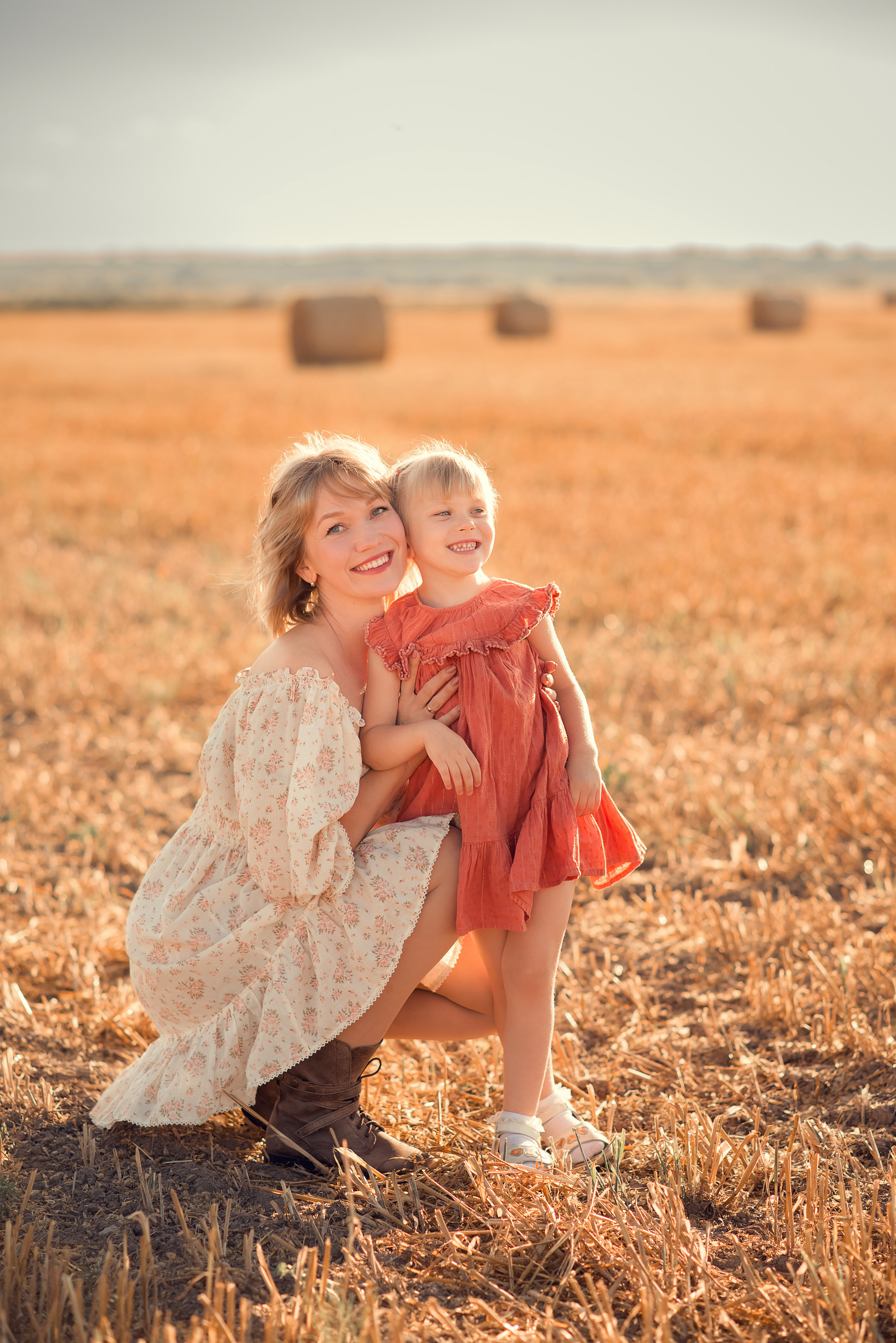 Фотосессия в поле с рулонами на закате. Детский и семейный фотограф в Йошкар-Оле Светлана Кропочева