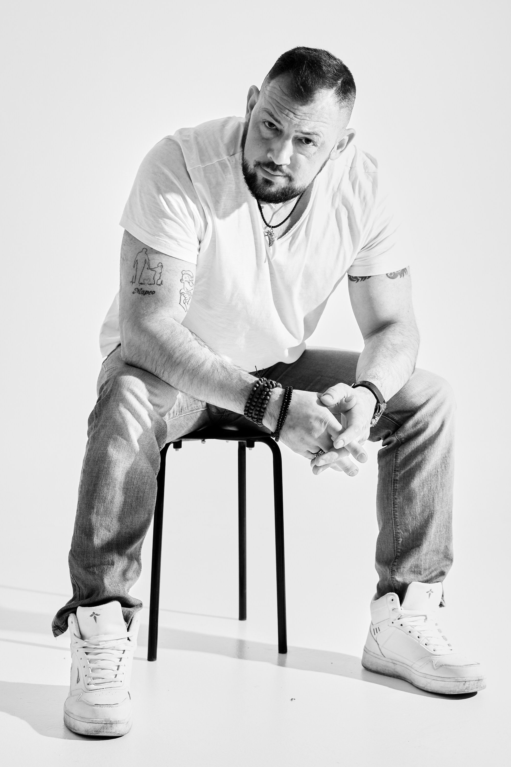 В студии (ЧБ)