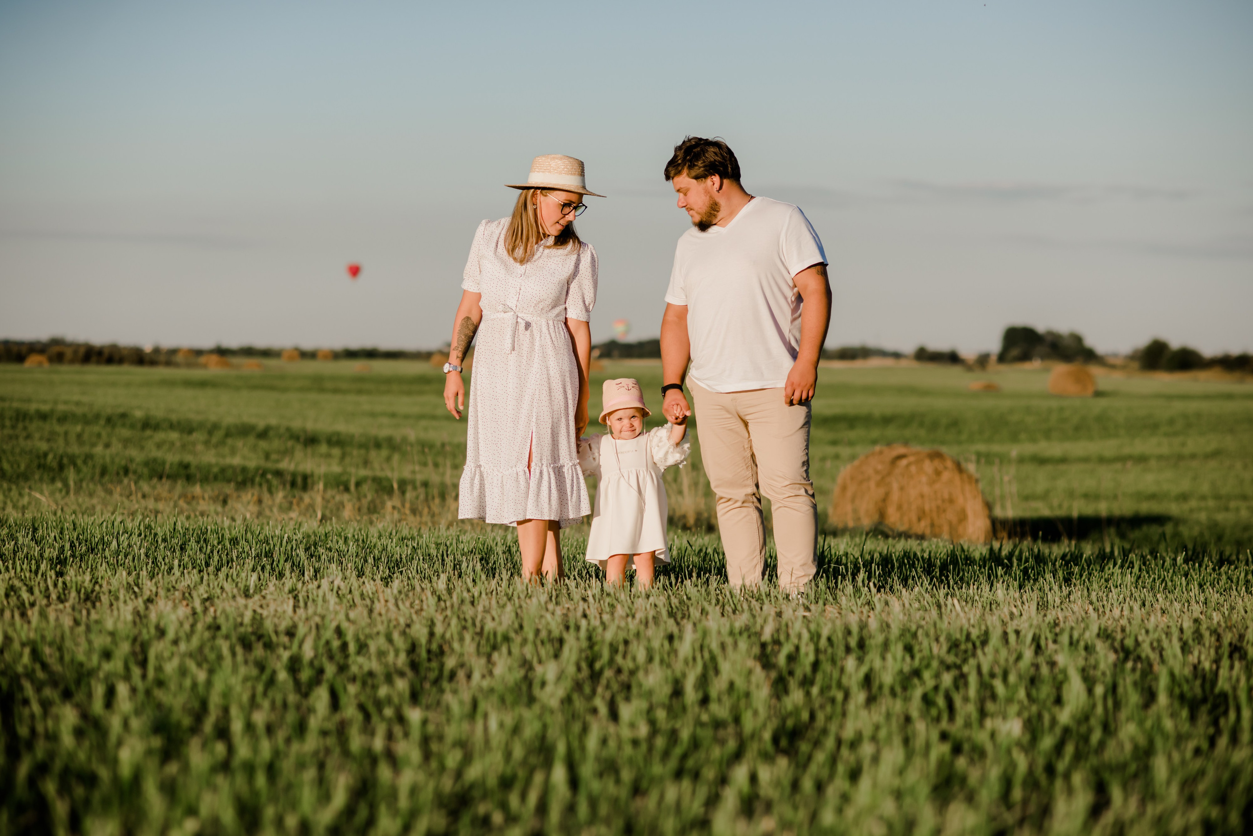 Семья в поле. Свадебный и семейный фотограф Евгения Кононова