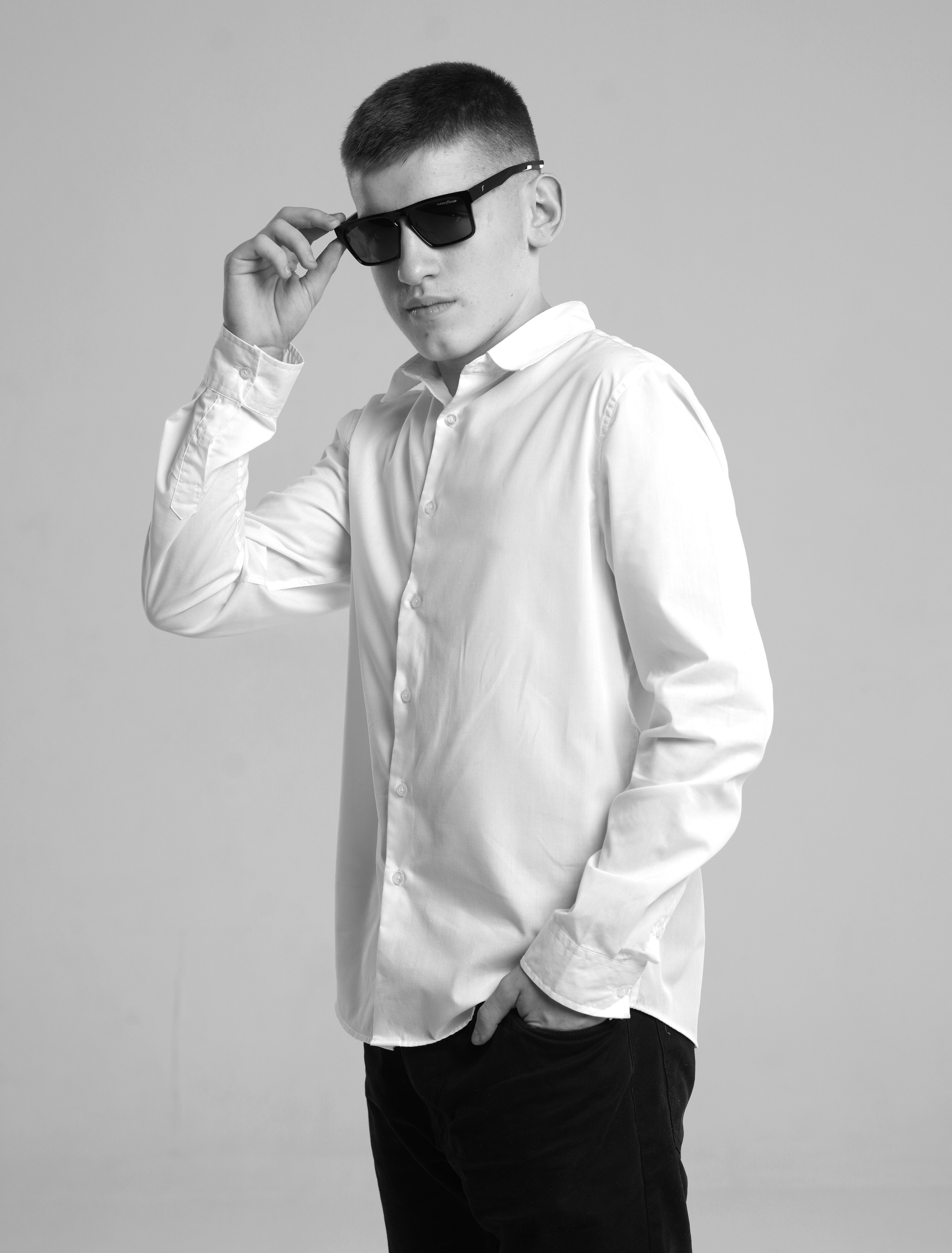 ФОТОСЕССИЯ НА БЕЛОМ ФОНЕ (в школе или студии). Школьная фотография в Санкт-Петербурге, выпускные альбомы, фотосессии