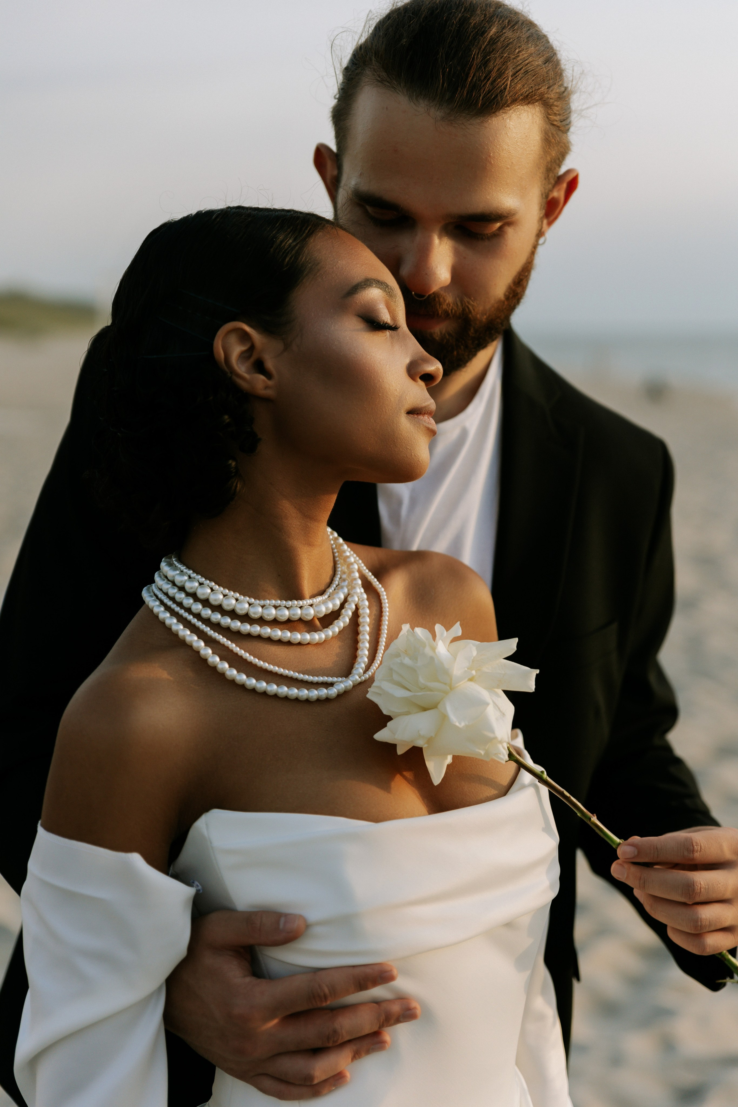 Выездная регистрация на море с белыми розами. Свадебный фотограф Калининград