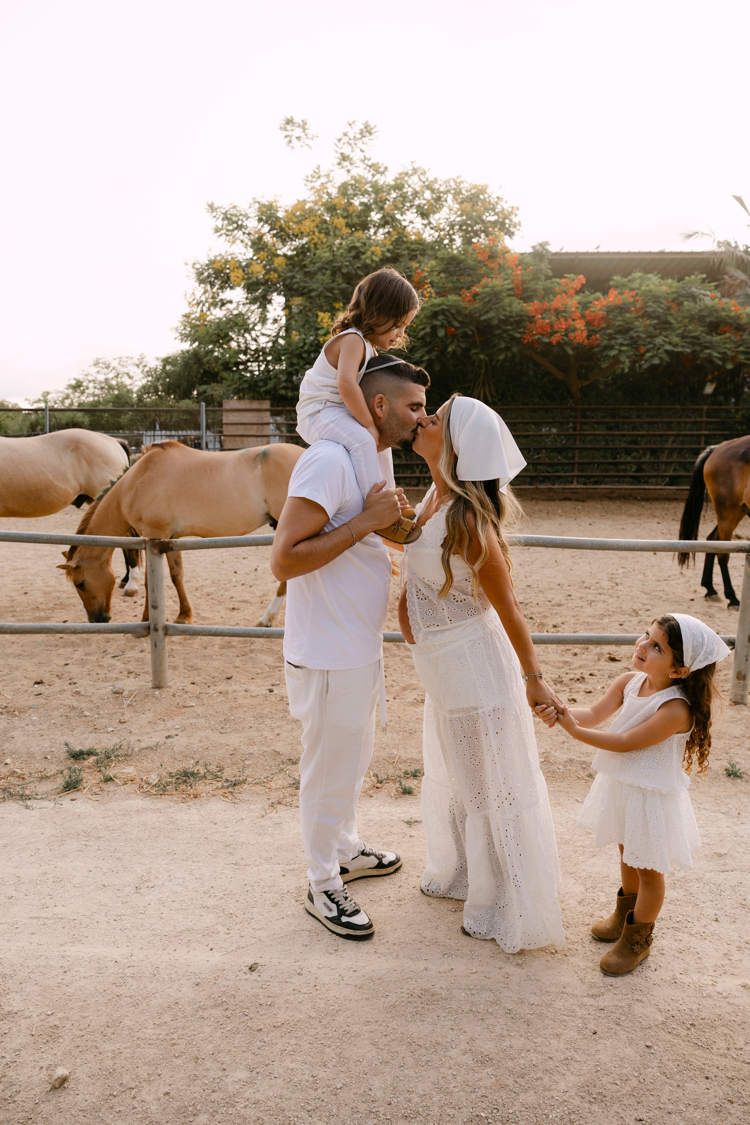 Pregnancy photoshoot at the horse farm. Главная