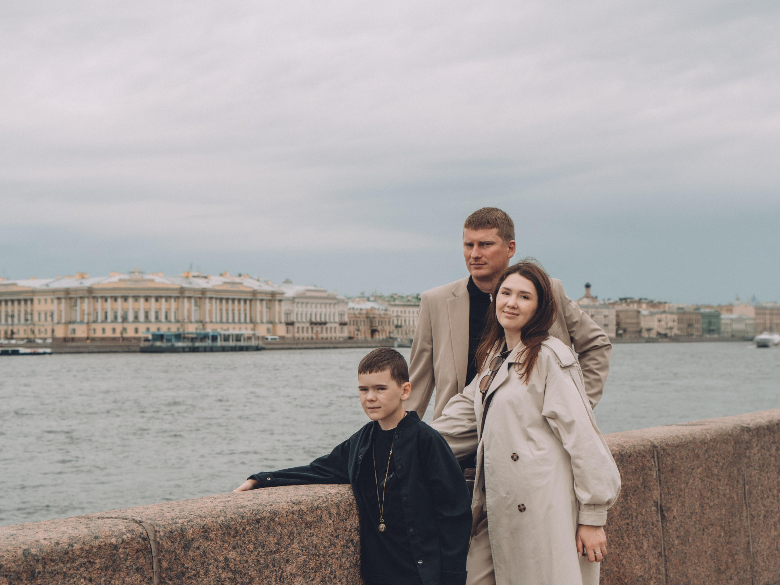 Семейная фотосессия на прогулке по городу Петербургу. Светлана Гопанюк. Портретный фотограф. Санкт-Петербург. СПб