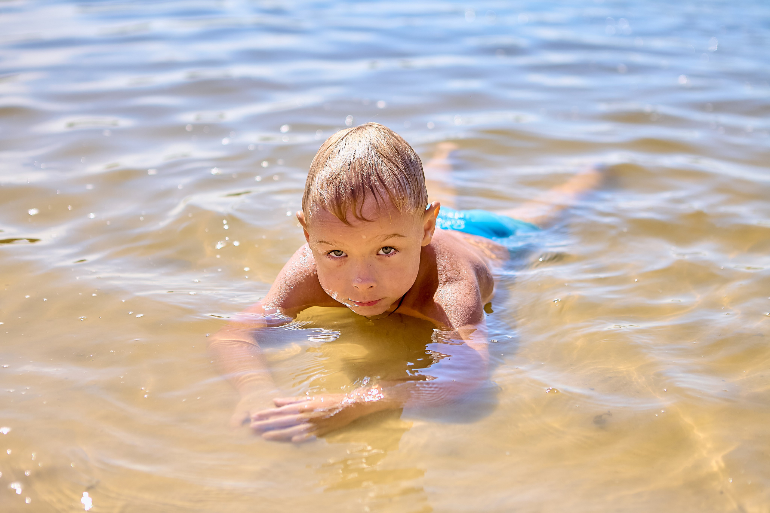 Семейная прогулка летом на озере