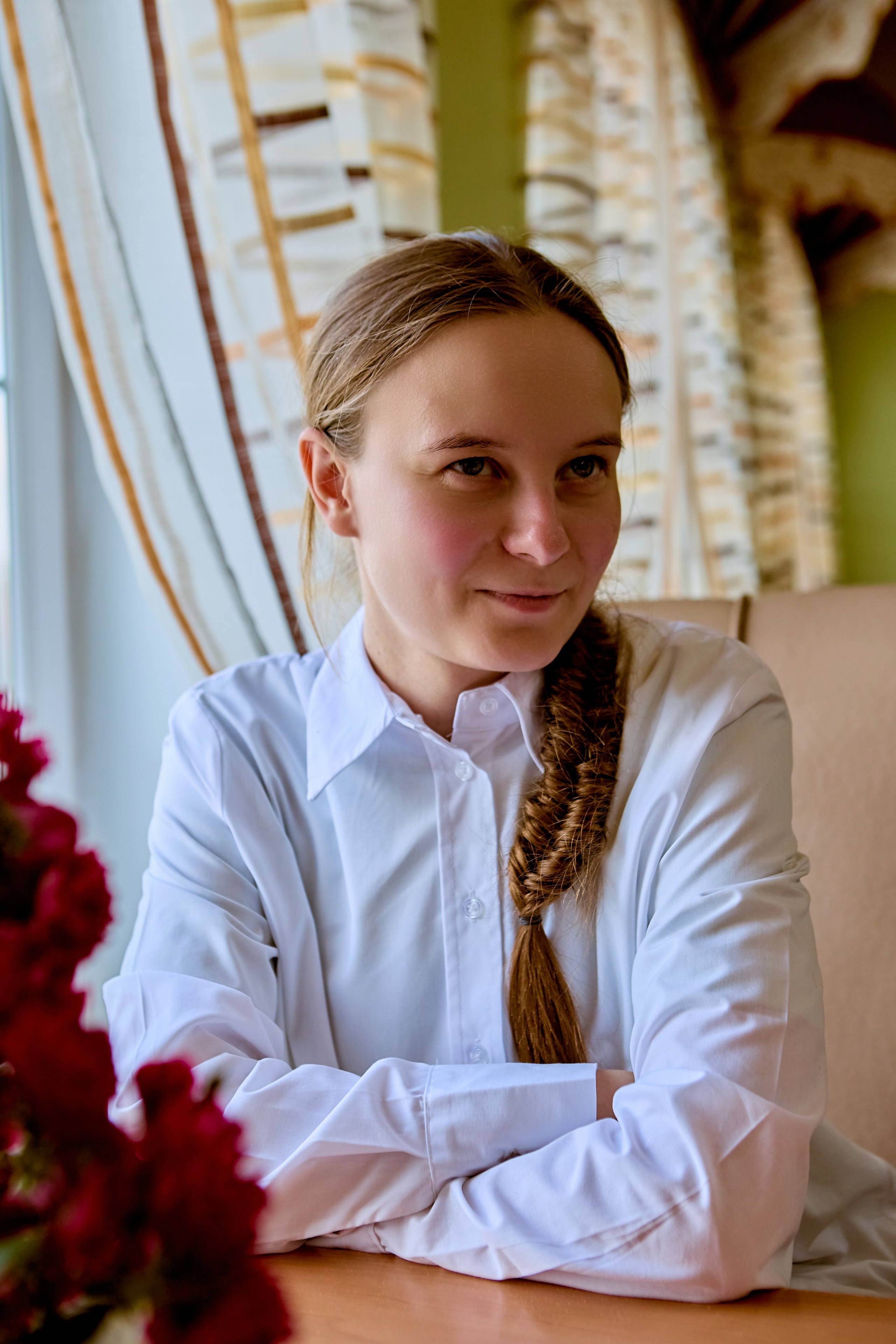 Портрет девушки за столом в кафе г. Дзержинск фото Николая Голованова