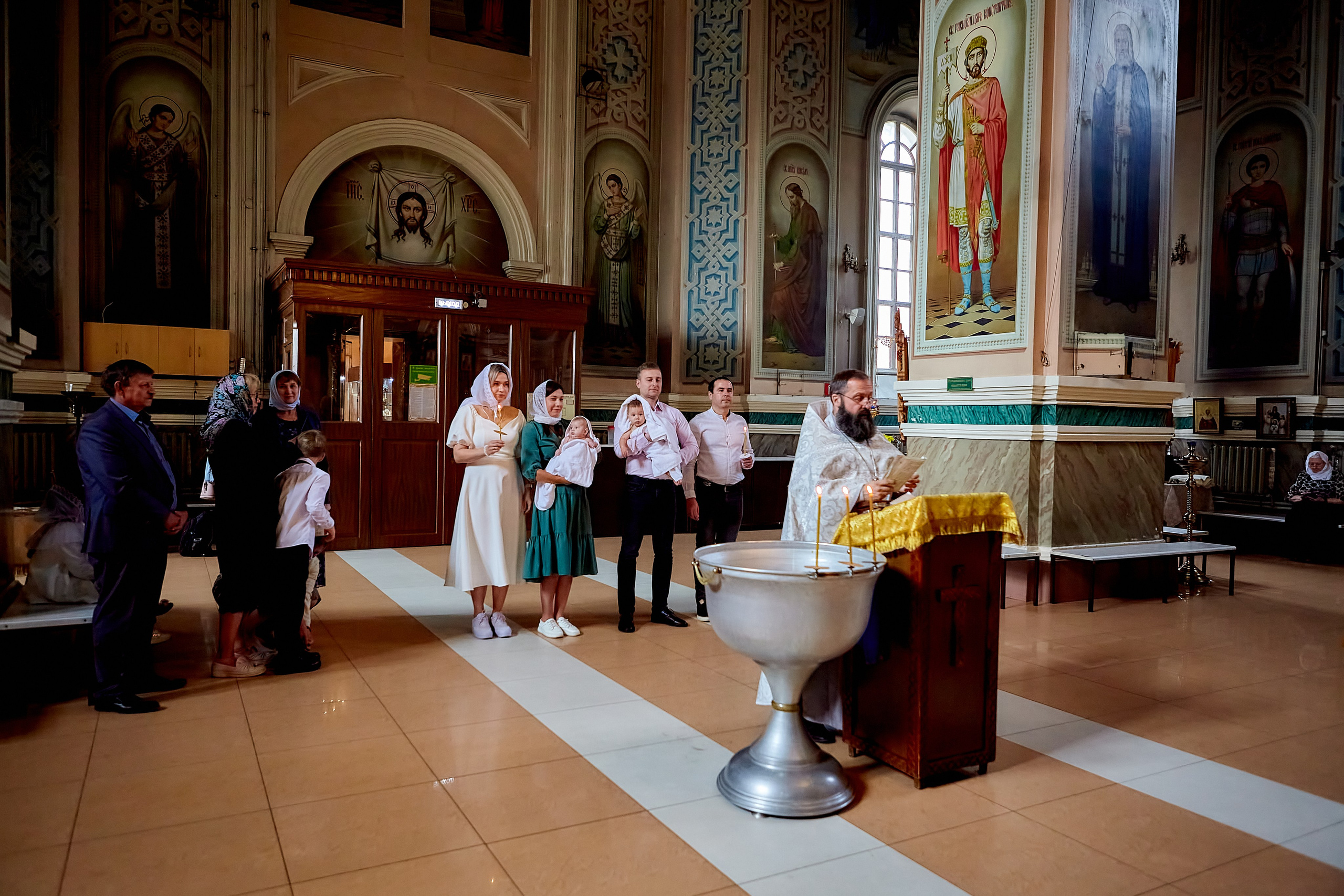 Таинство крещение общий вид с гостями и присутствующими