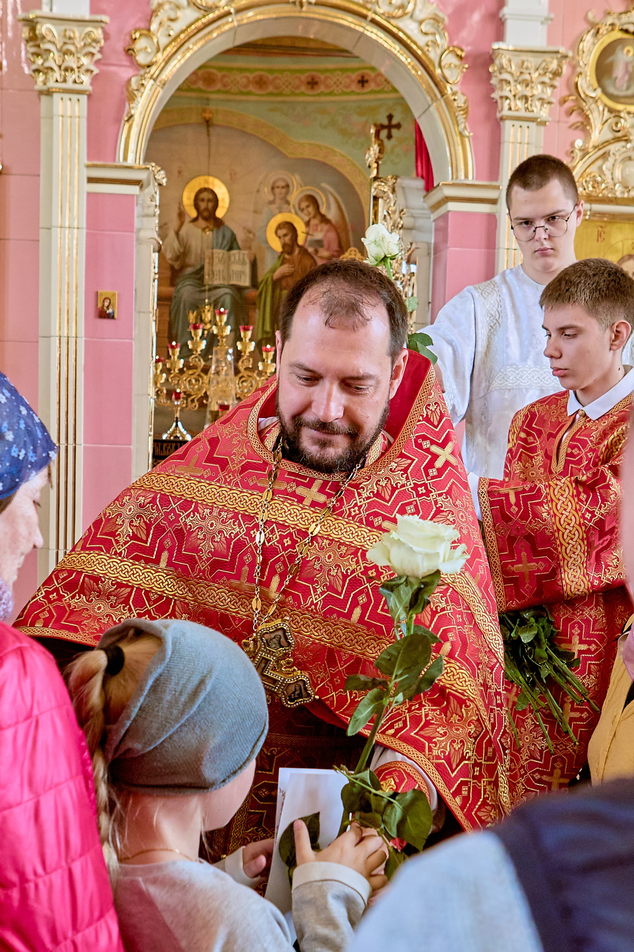 В день Святых Жен Мироносиц. Вручение цветка - розы каждой женщине.