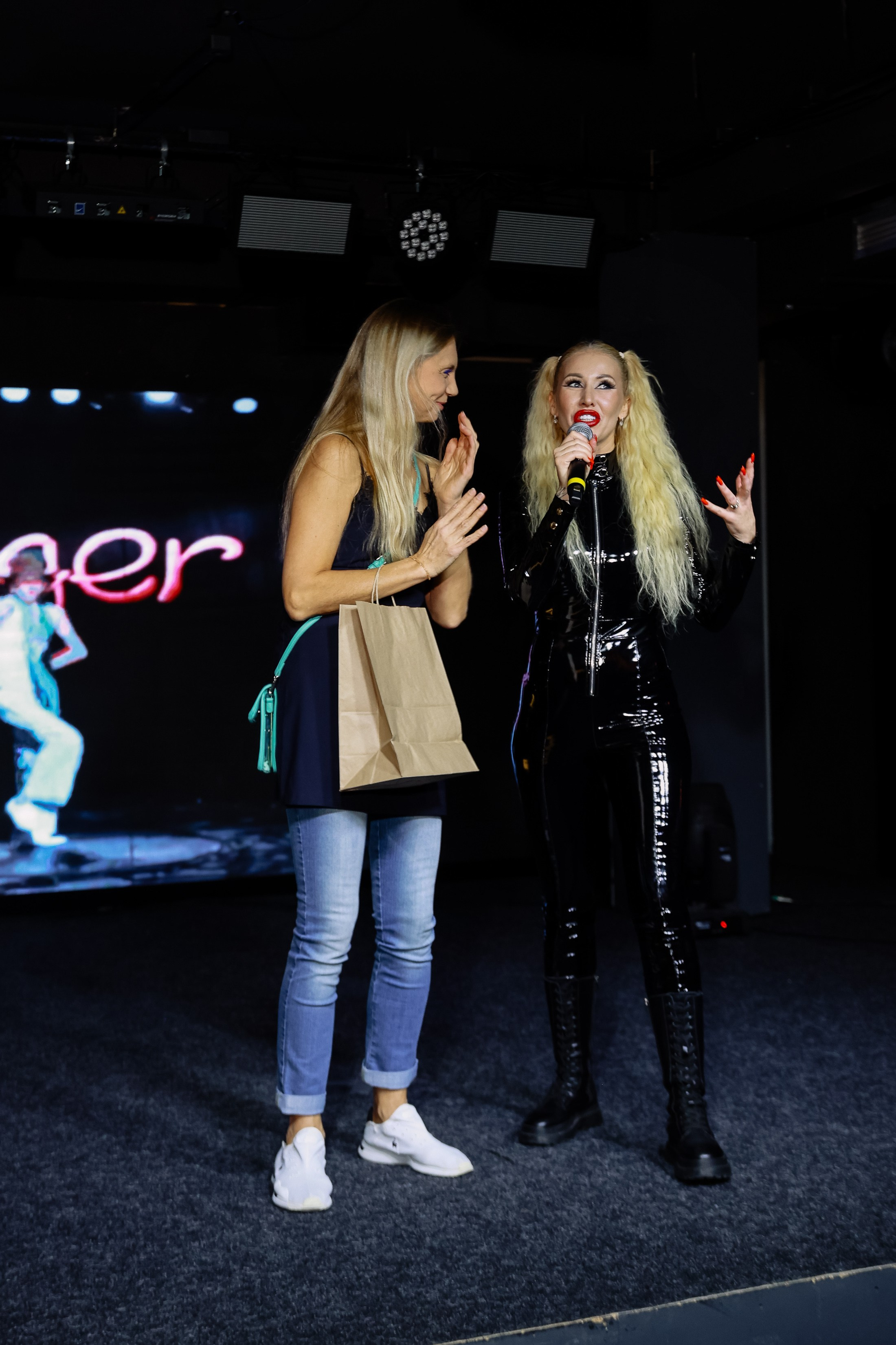 Дискотека под хиты 2000 в Истории. Фотограф Юлия Мальцева