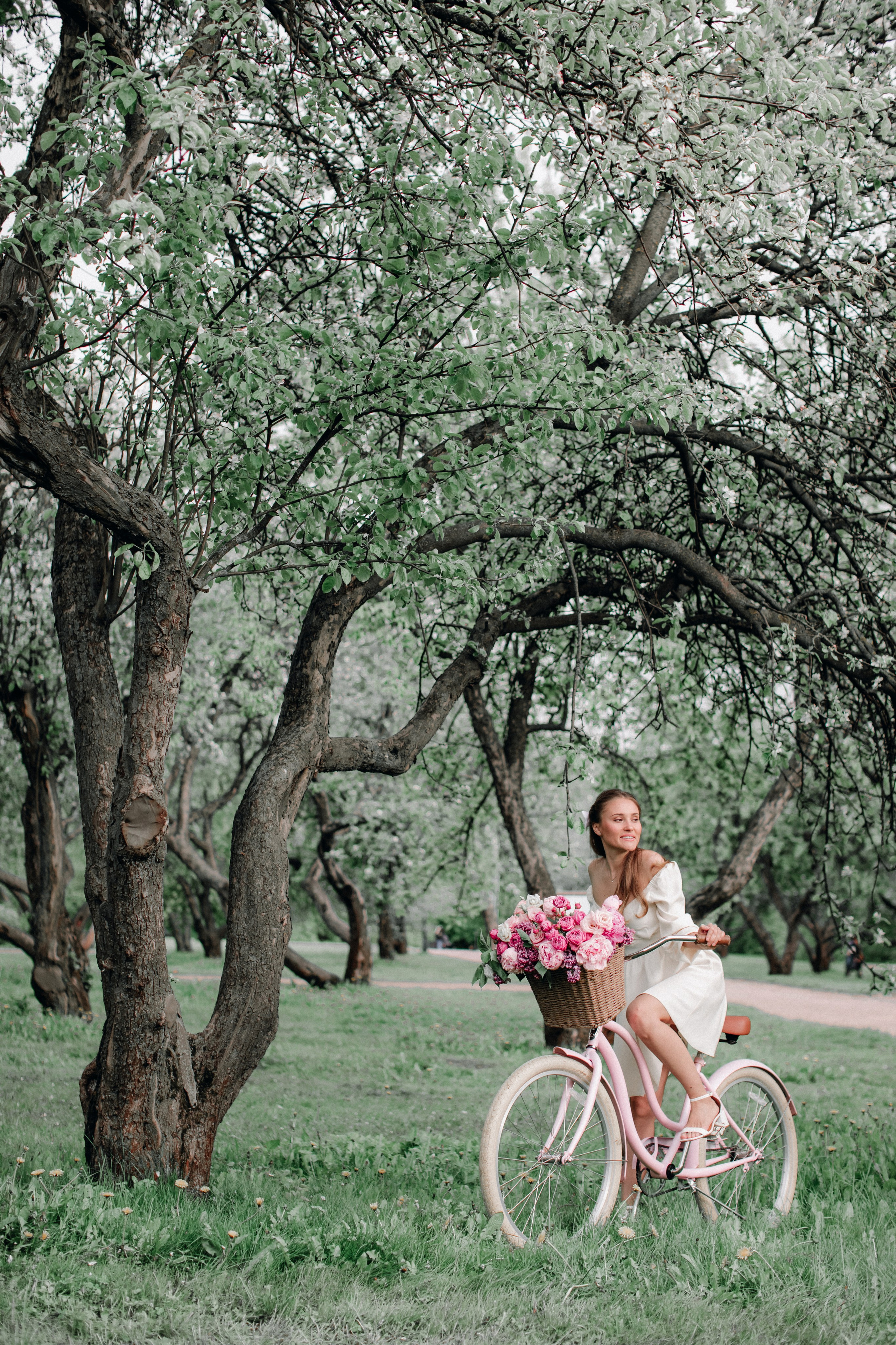 Юлия. Цветущий сад. Фотограф в Москве Ольга Сатони