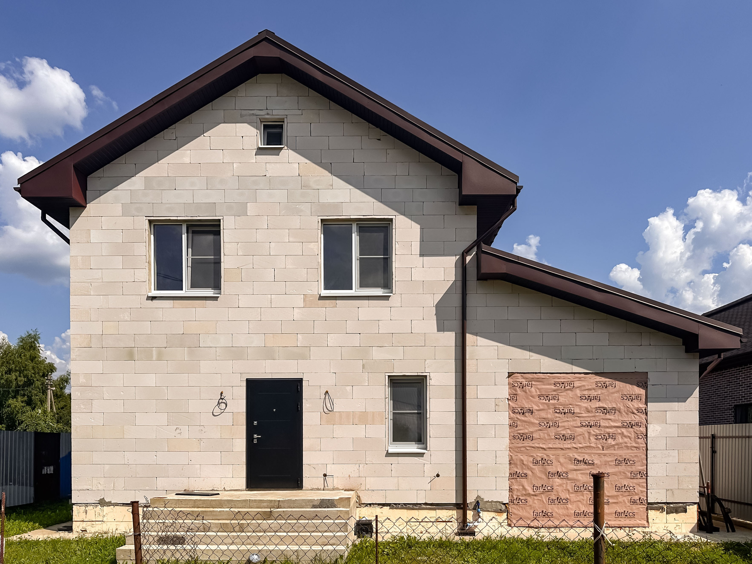 Готовый каркас дома с установленной кровлей и окнами.Чепелево