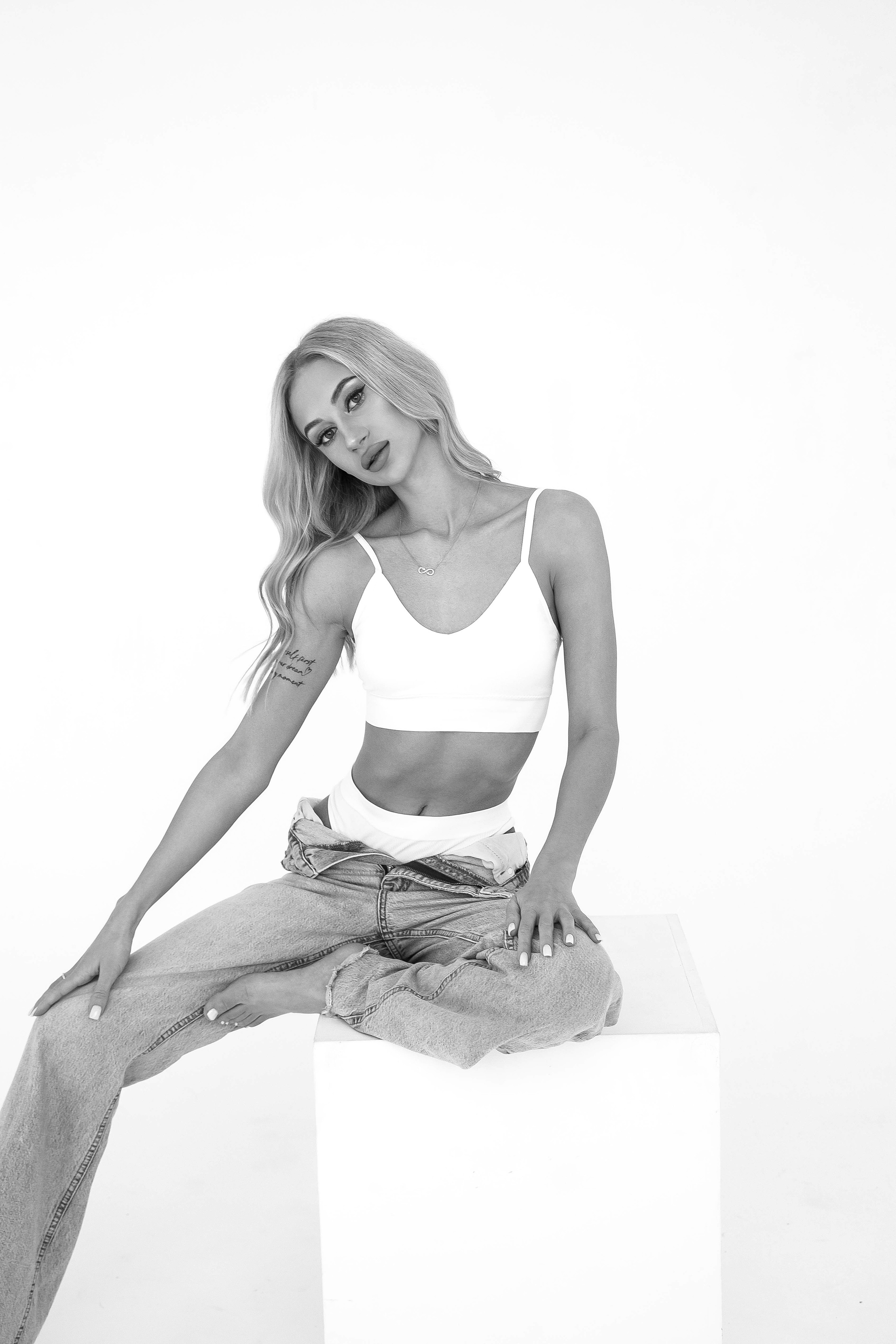 На циклораме. Женский фотограф Москва, Лобня