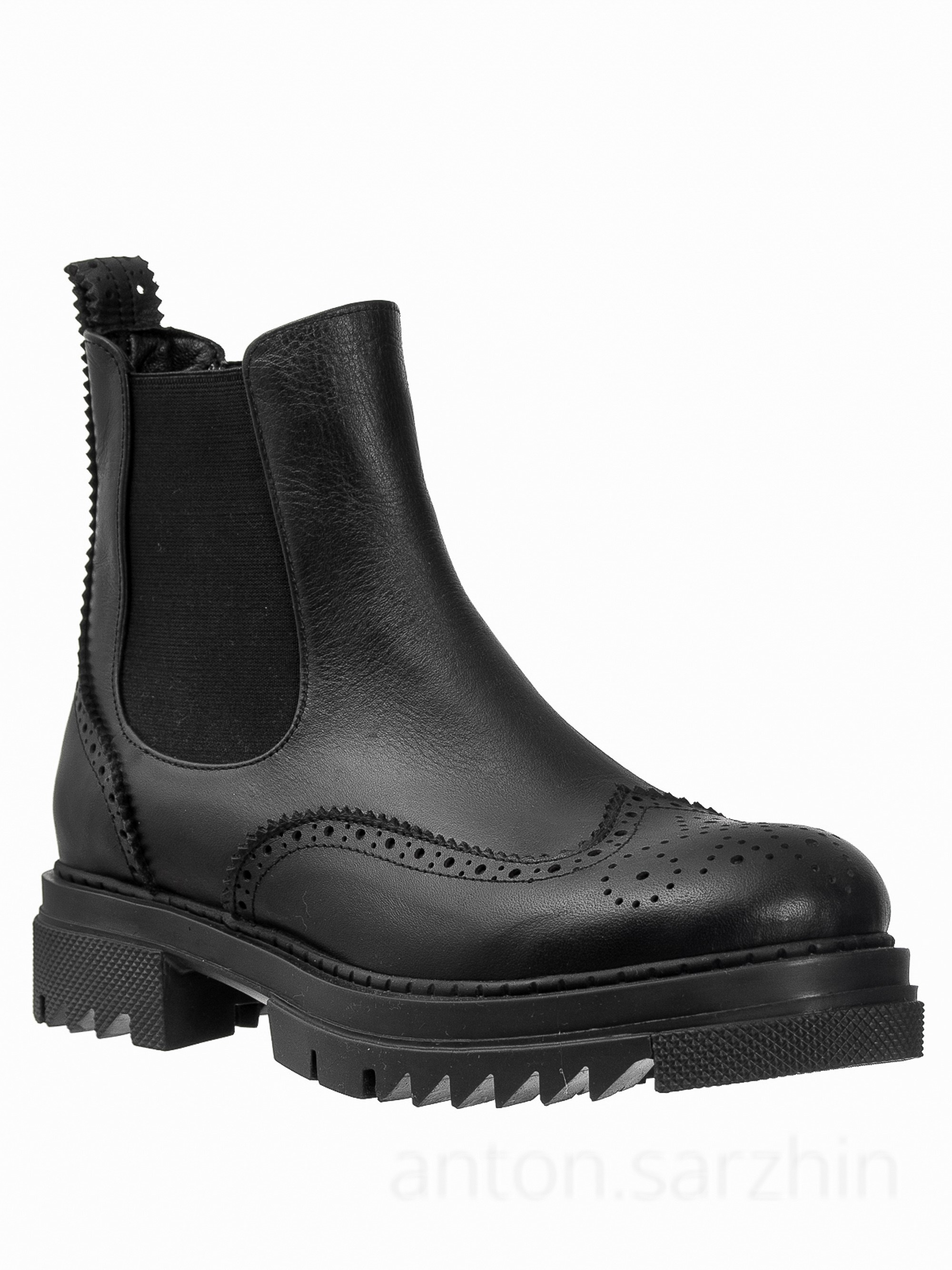 Предметная съемка черных ботинок на белом фоне