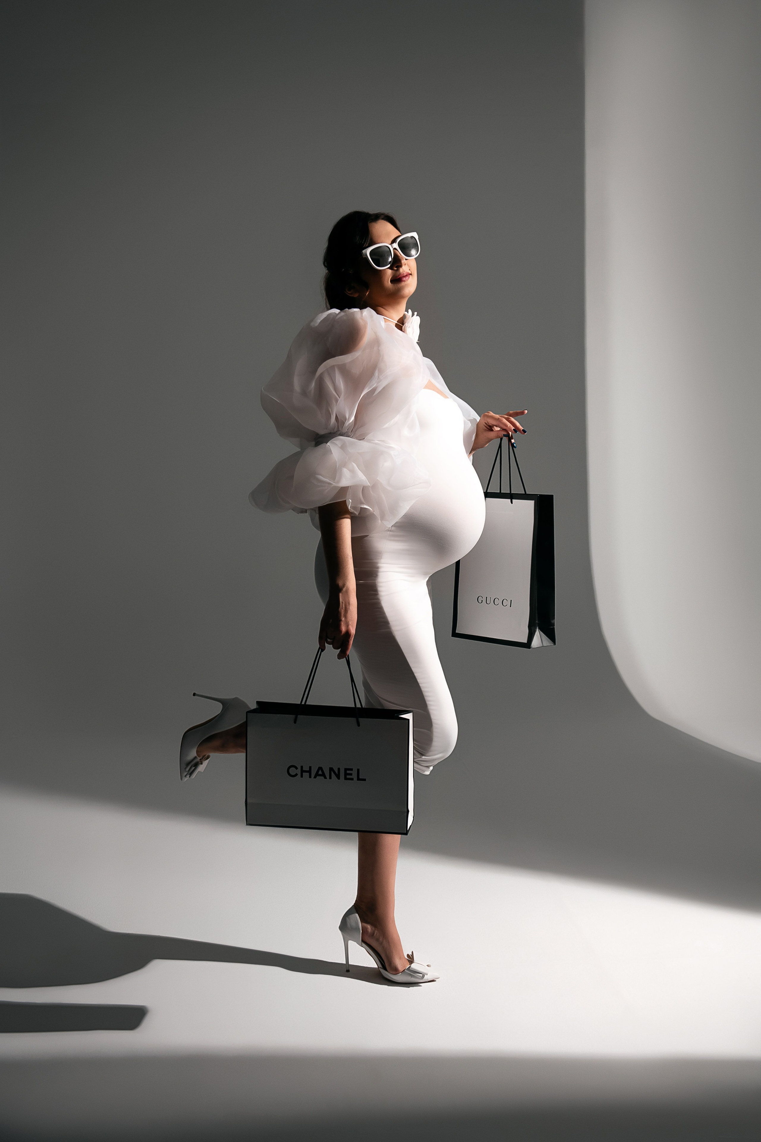 Белое платье и объемные рукава. Фотограф Анна Качан