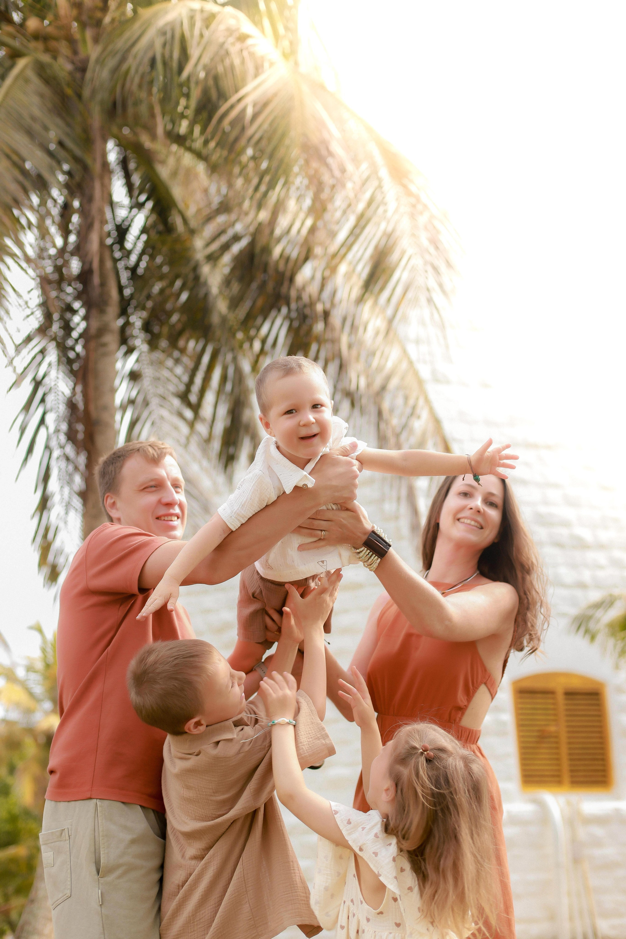 «Прогулка у маяка Дондра: семейные моменты в лучах заката»