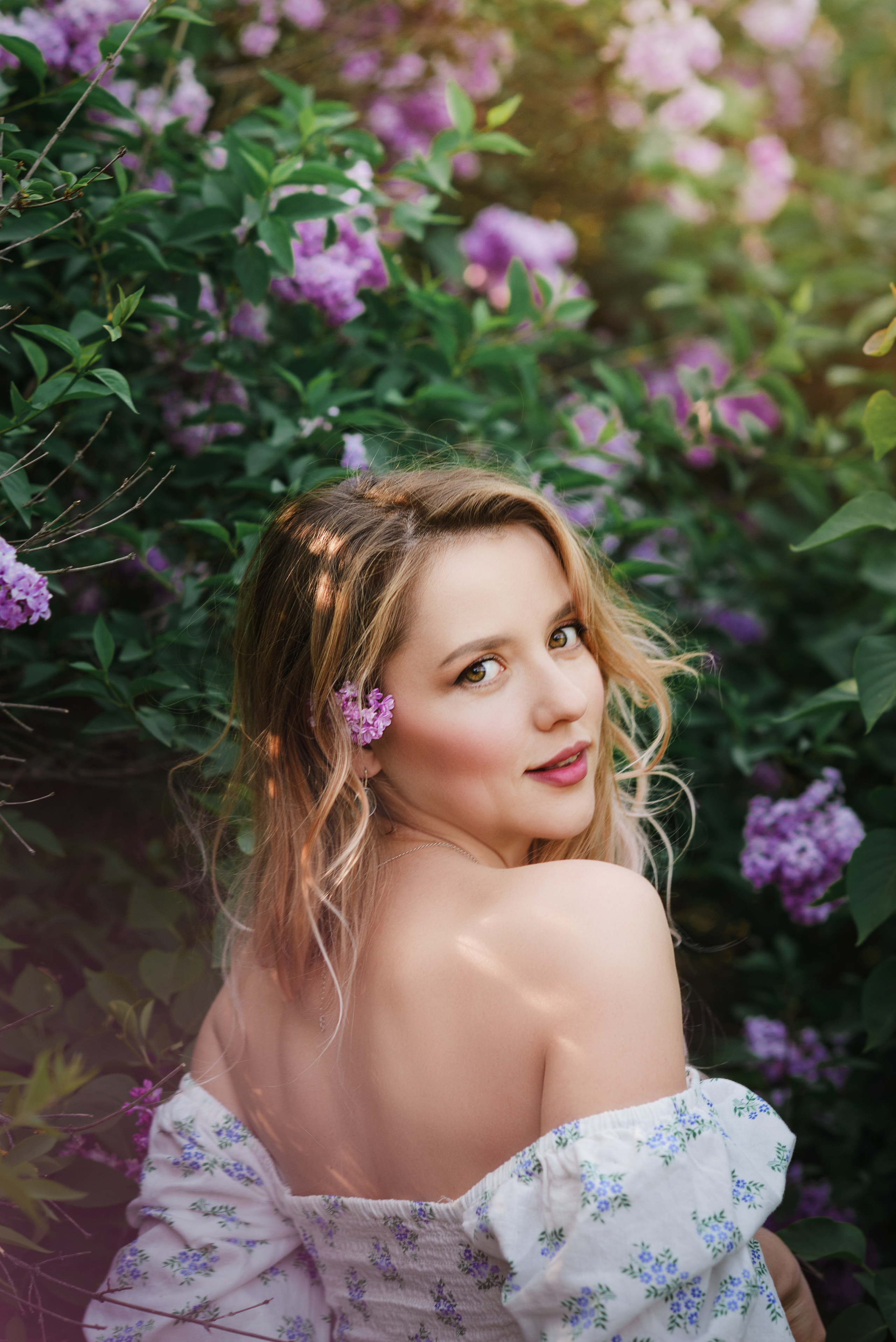 Прогулочная портретная фотосессия в сирени. Портрет девушки в сирени. Фотограф в Симферополе и по Крыму Ольга Топоривская.