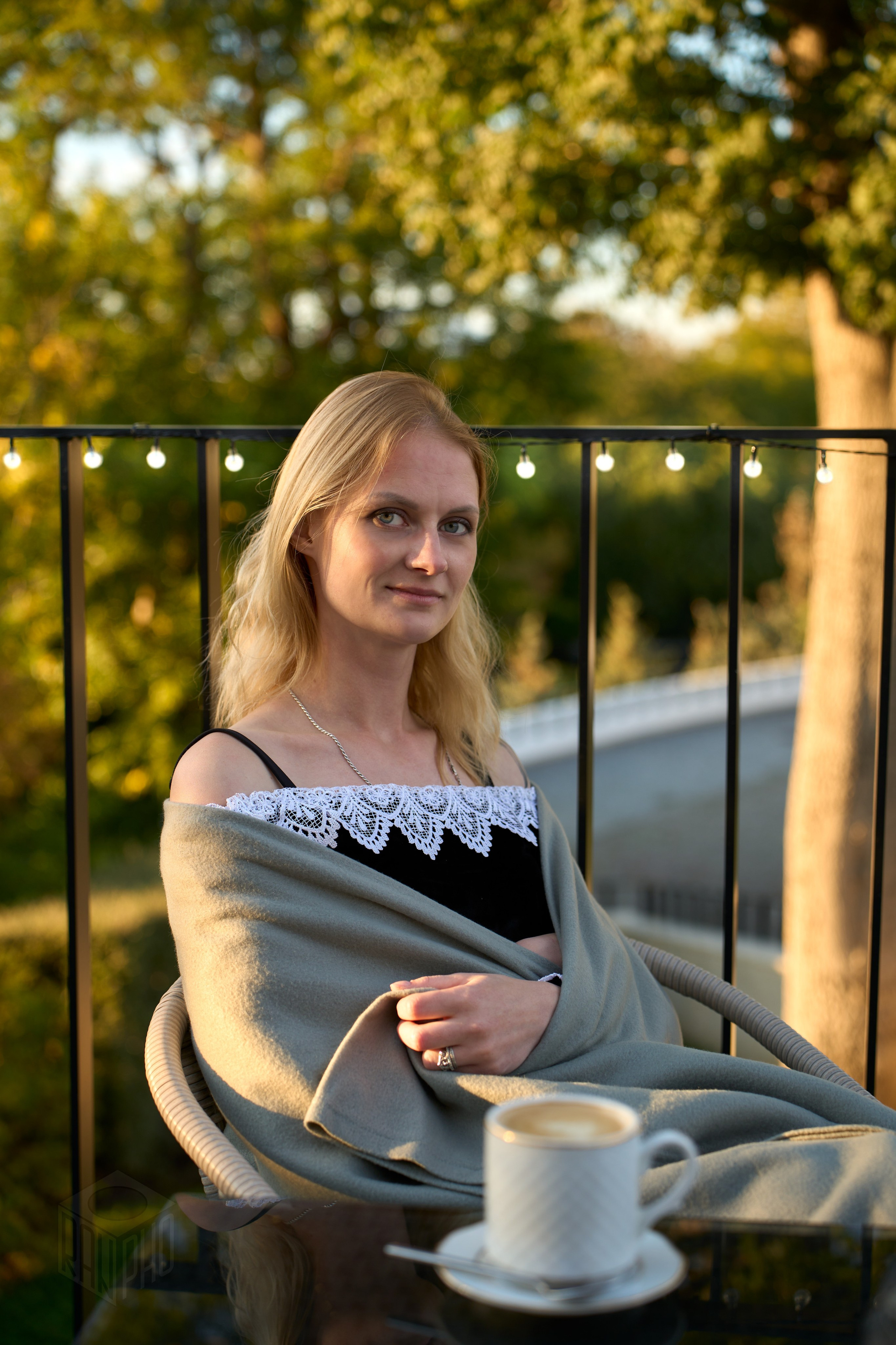 Ирина Евгеньевна, замечательная девушка и фотограф, за кружечкой ароматного кофе на Матросском бульваре.