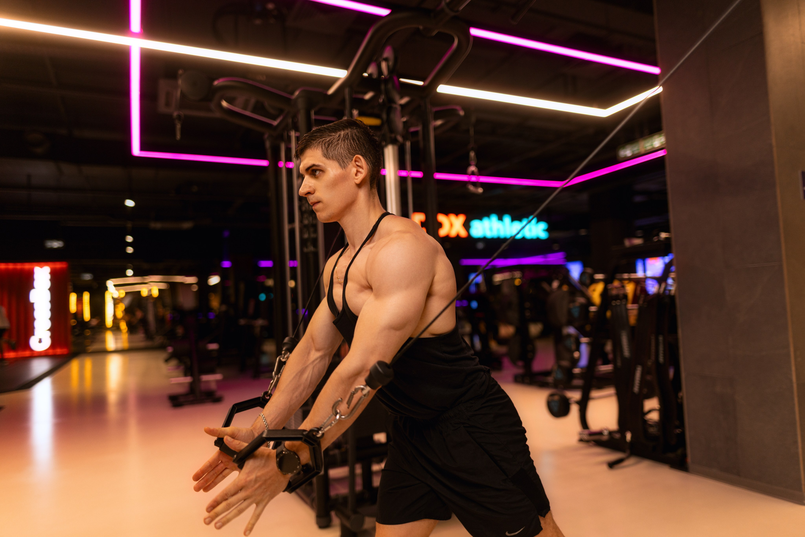 Фотосет в Владом в тренажерном зале для контента. Дмитрий Шульгин, портретный фотограф в Воронеже