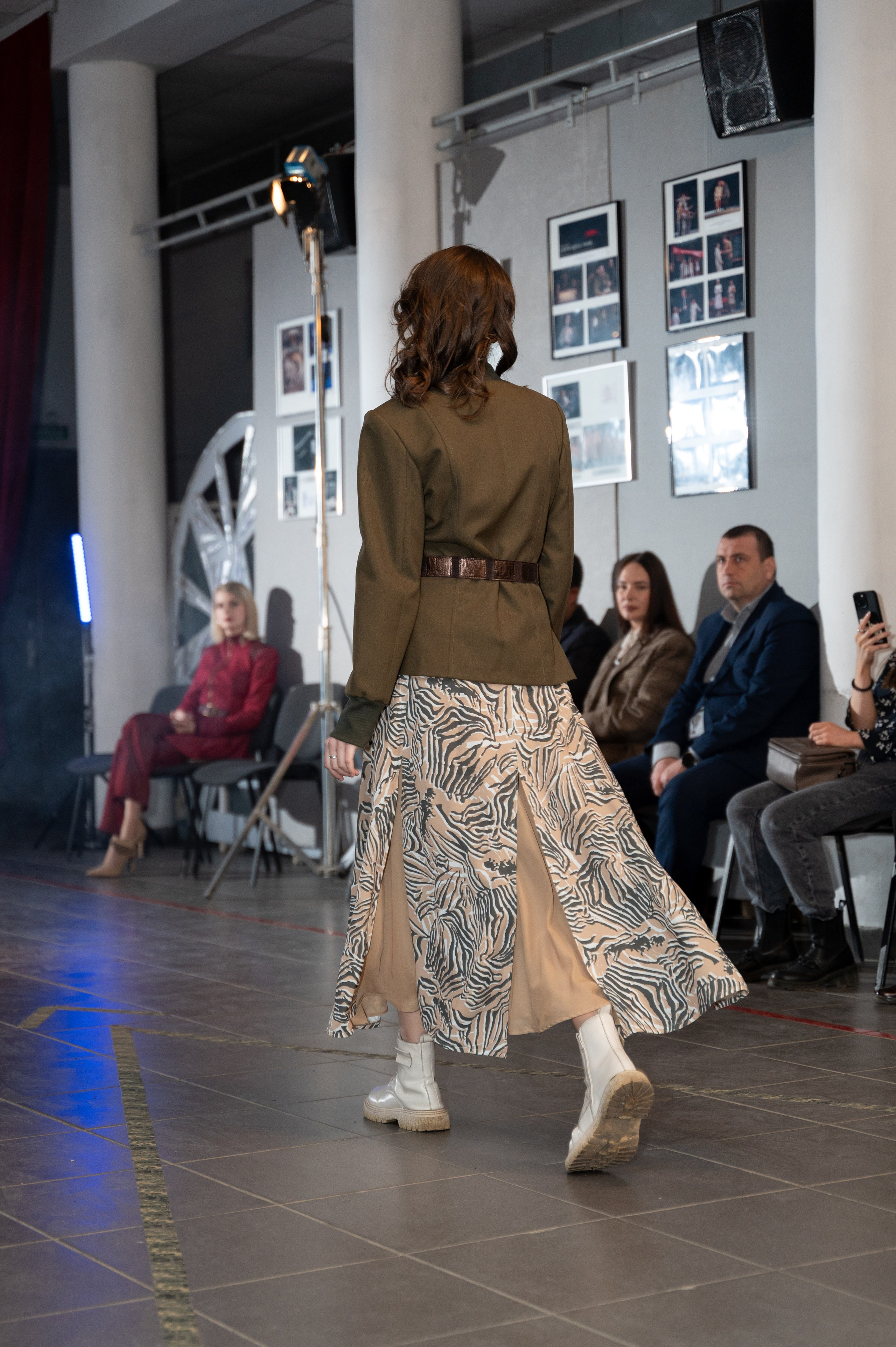 Закрытый показ милитари «Своя трансформация» дизайнера Юлии Бойченко | 24.04.2025. Фотограф в Омске Елизавета Кириллова