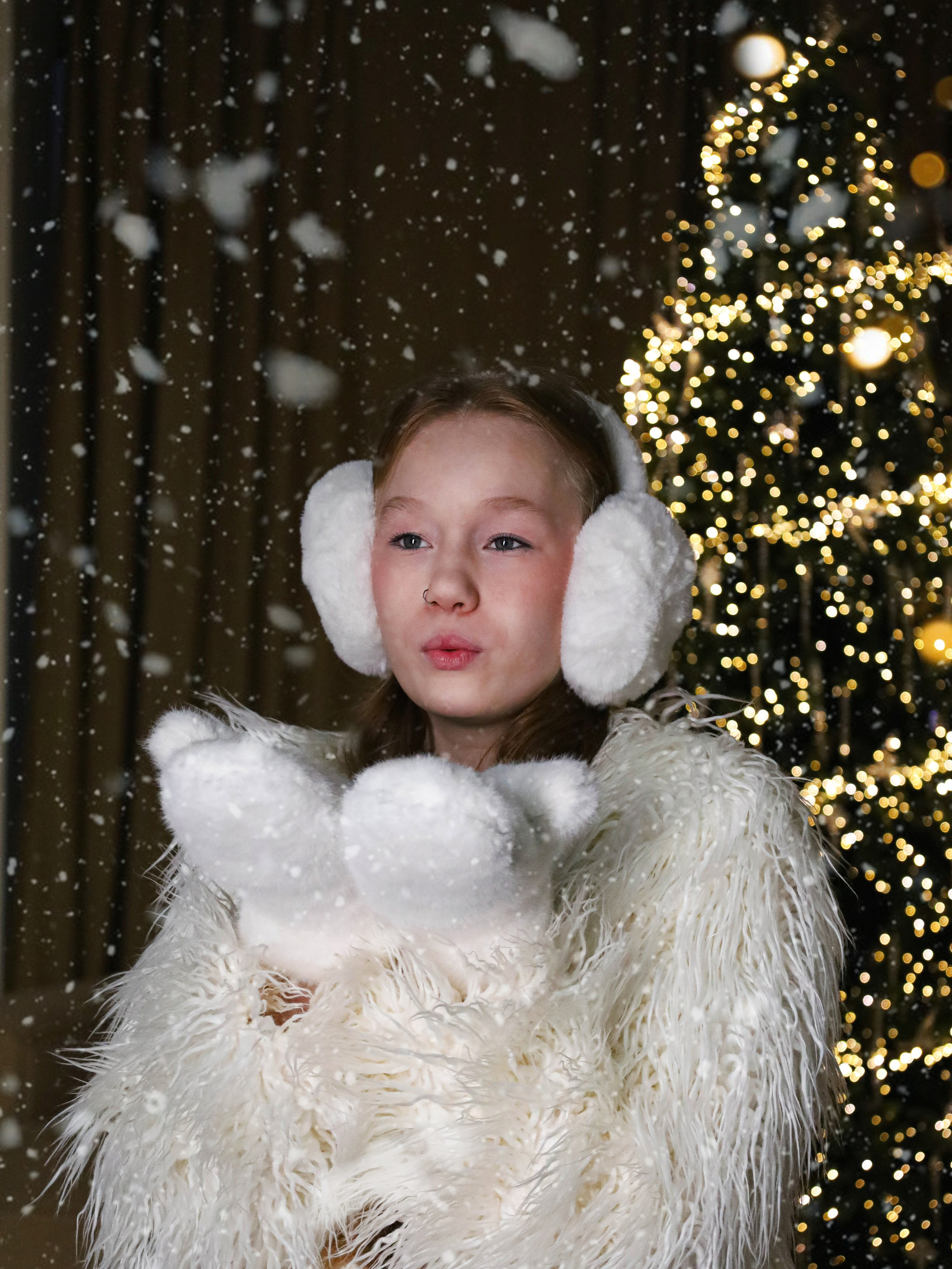 Новогодняя фотосессия в студии девушка у ёлки топ фотограф саратов фотограф елизавета белова индивидуальная фотосессия  семейная детская съёмка 