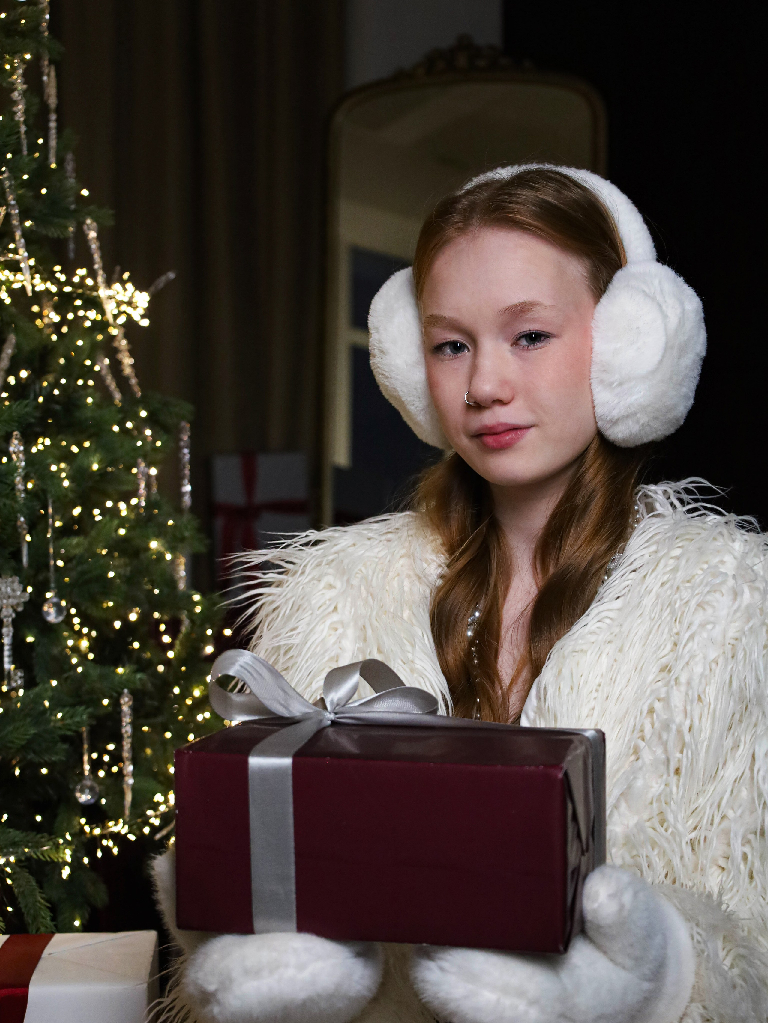 Новогодняя фотосессия в студии девушка у ёлки топ фотограф саратов фотограф елизавета белова индивидуальная фотосессия  семейная детская съёмка 