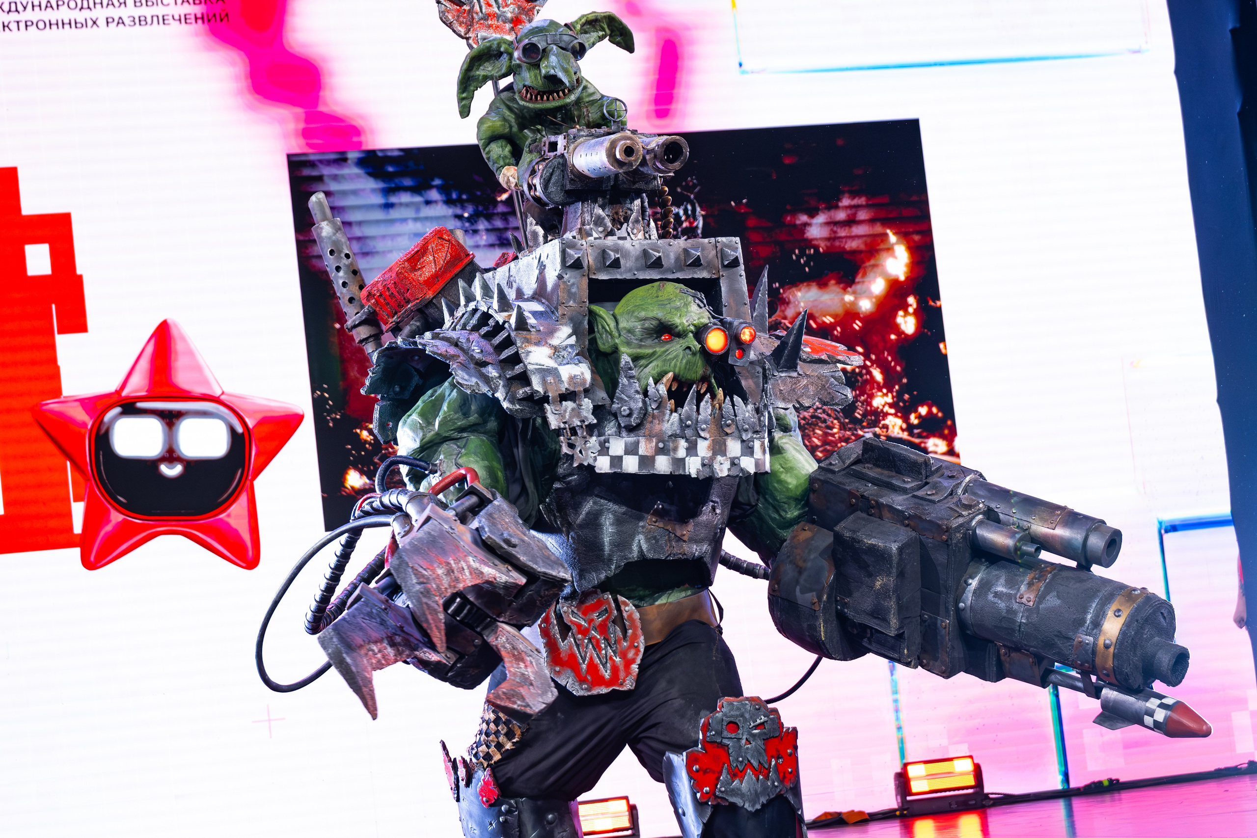 Сцена РЭД ЭКСПО 2024. Косплей фотограф