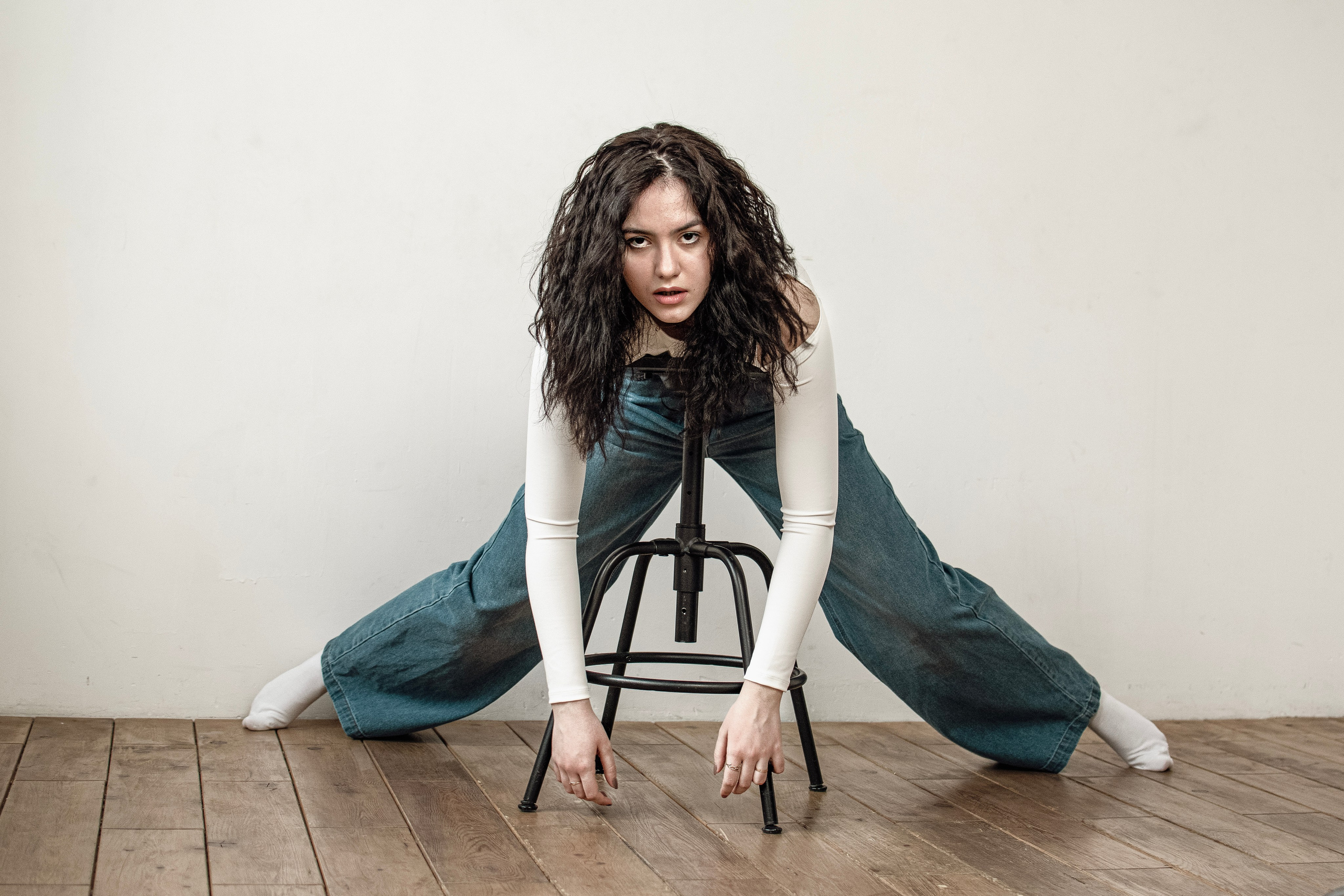 Девушка легла на стул