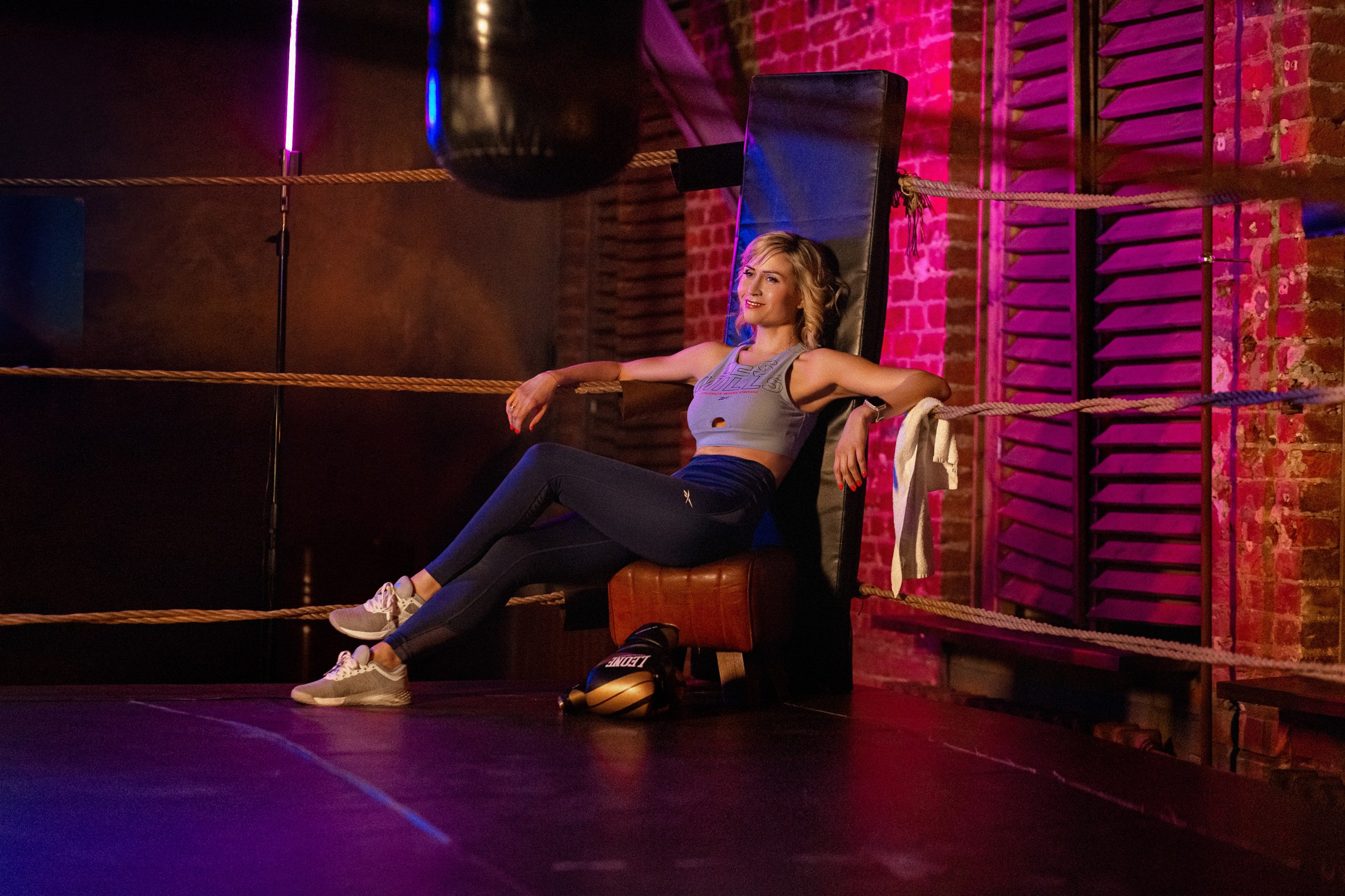 Фотосессия для спортивной девушки Питер СПб, девушка сидит на ринге